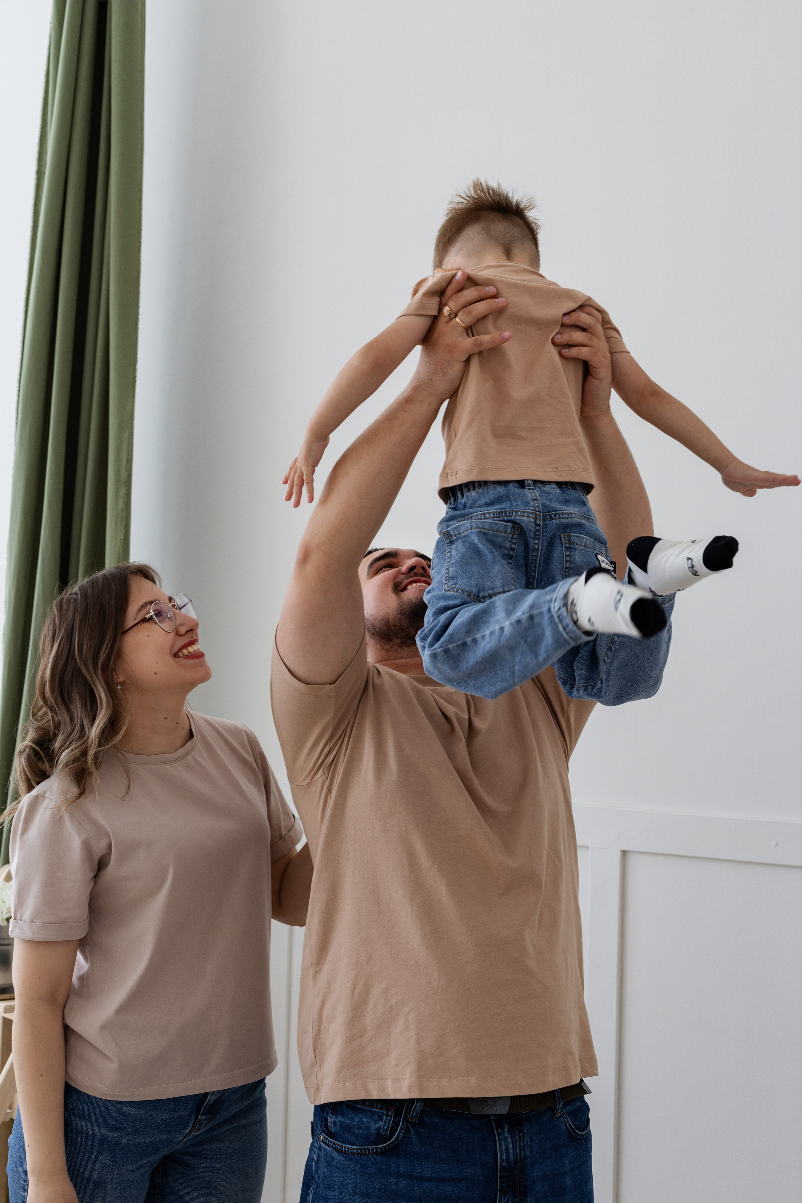 Семейная фотосессия в студии (Михаил, Крестина и Макар). Женский фотограф в Орске Новотроицке Динара Долганова