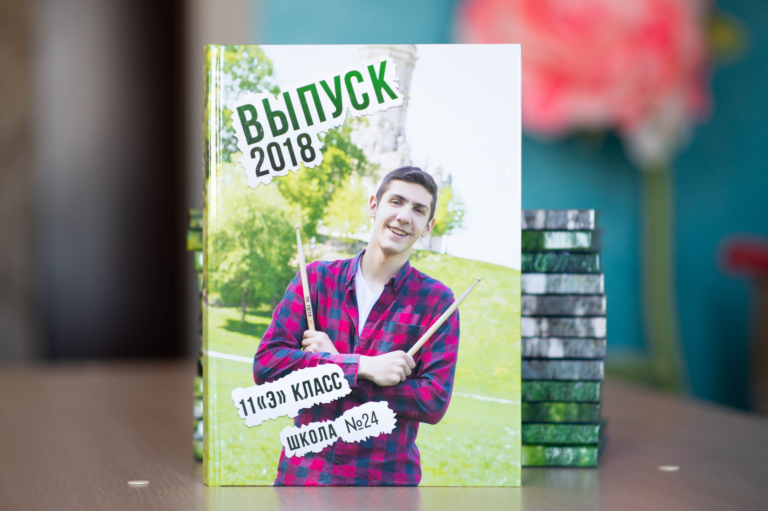 Альбом до 30 разворотов (с персональной страницей каждого ученика). Выпускные альбомы в Подольске Москве и МО