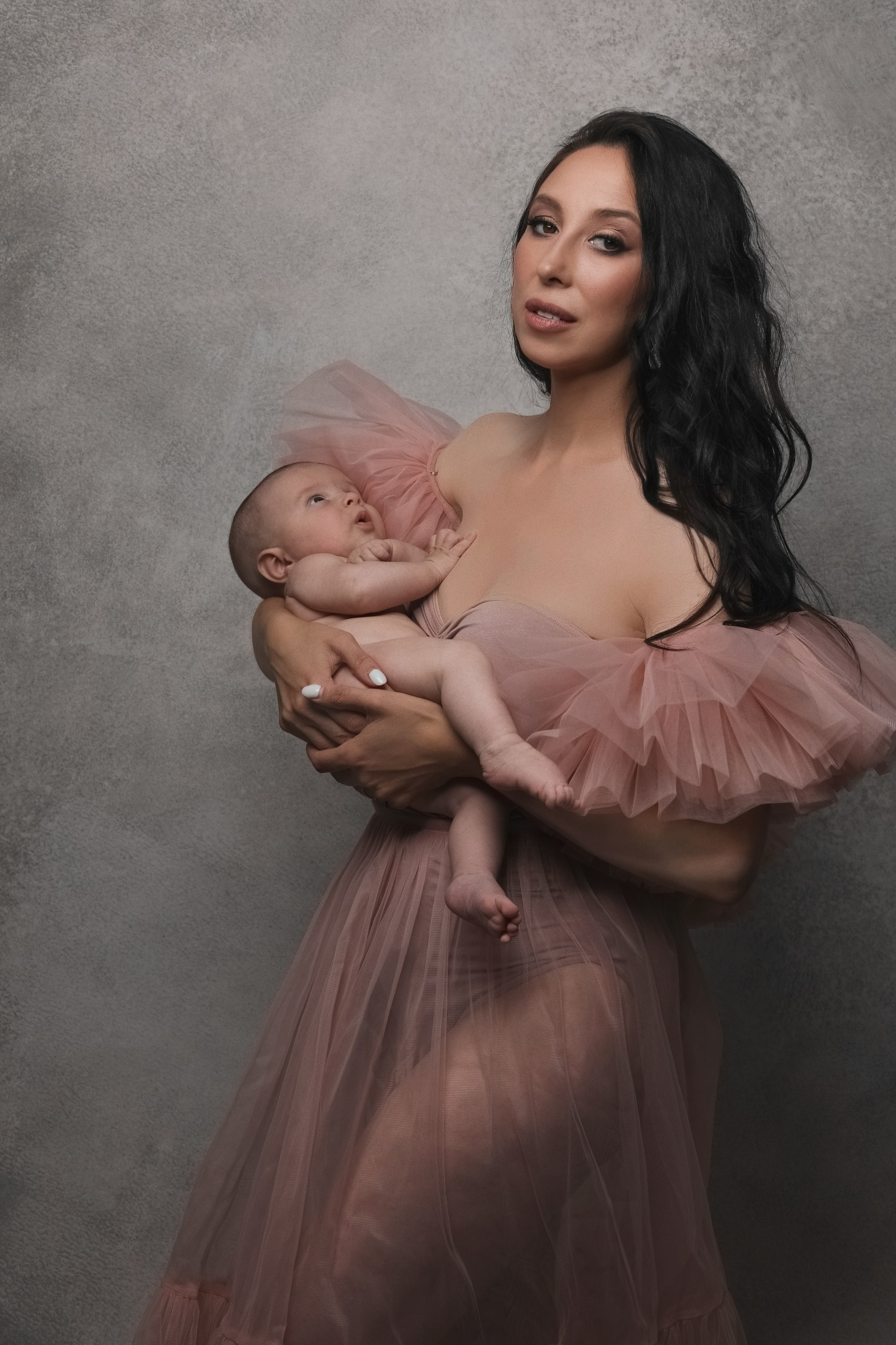фотосессия матери и ребенка, фотосессия материнства в Тамбове, фотосъемка в стиле минимализм и без одежды матери и ребенка в фотостудии, фото мамы и малыша, портрет материнской любви, поцелуй матери, красивое фото матери и ребенка, объятия матери, мамины руки на фото, фотография красивой женщины с ребенком на руках, фотосессия семейная в Тамбове, детская и семейная фотосессия , мама и ребенок на темном фоне в фотостудии, ребенок на руках у мамы, красивое платье на фотографии матери и ребенка, красивое материнство