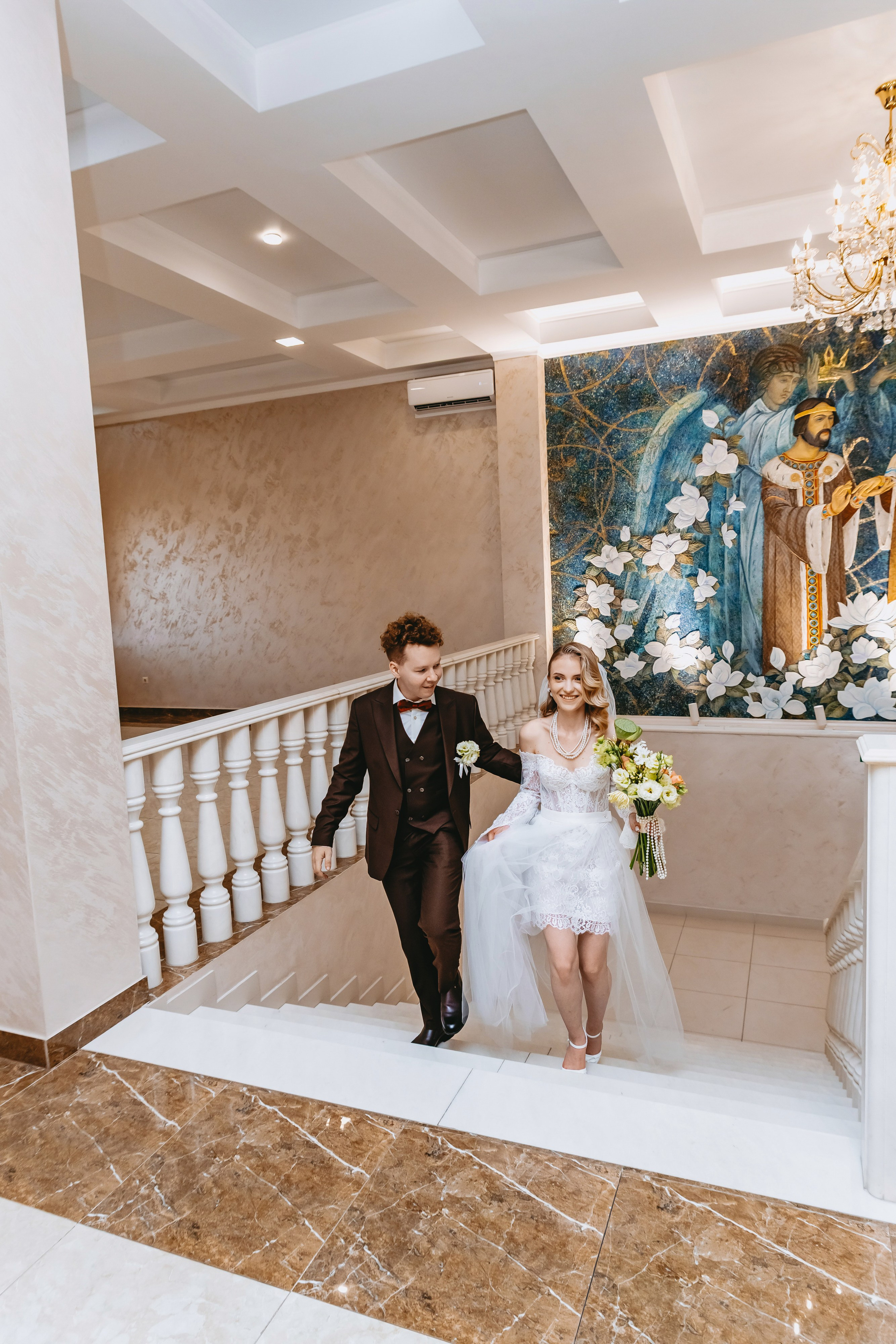 Счастливые гости на свадебном банкете