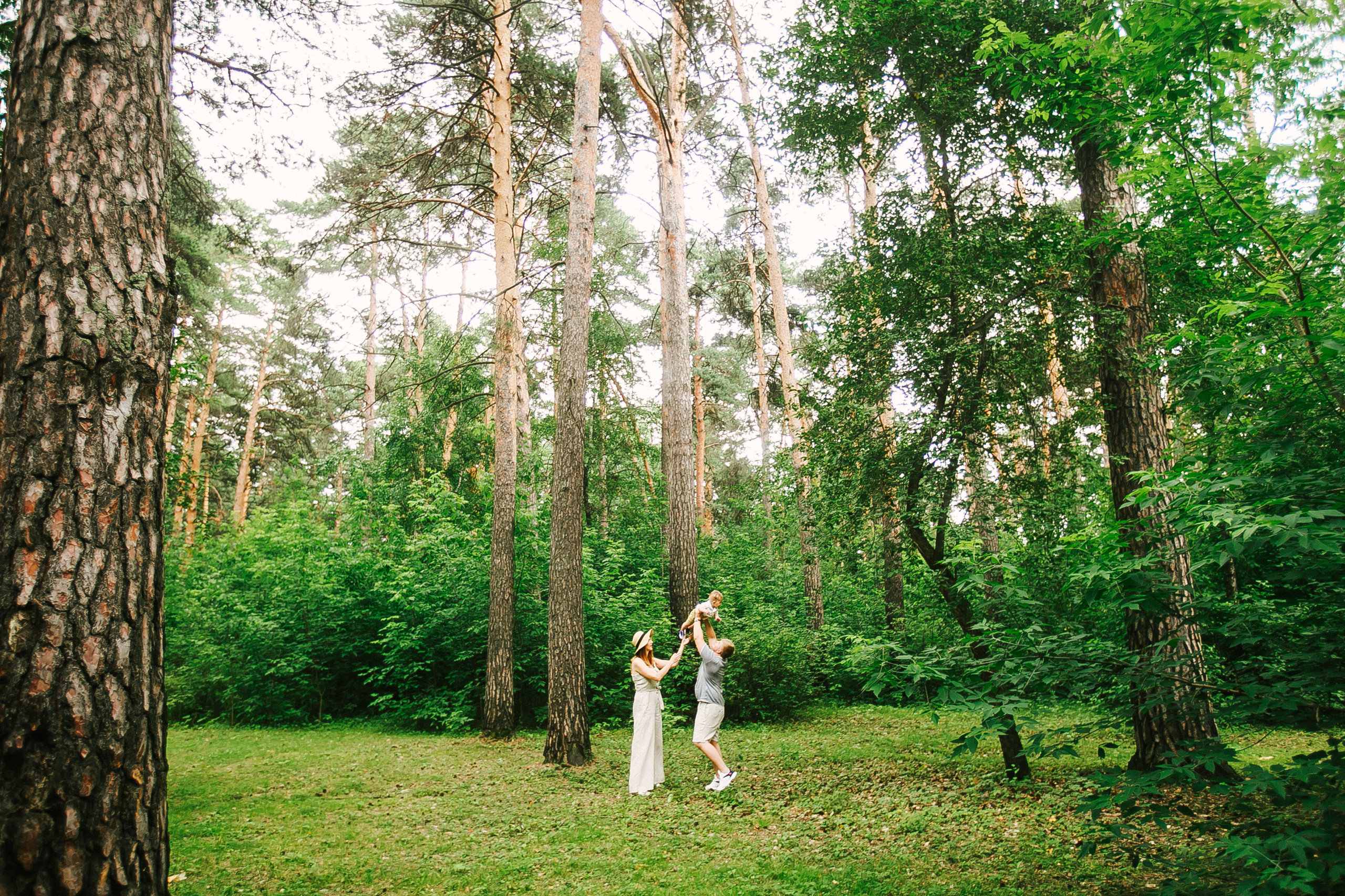 Дёма и родители. Прогулка по Гилевской роще. Фотограф Полина Егорова город Тюмень