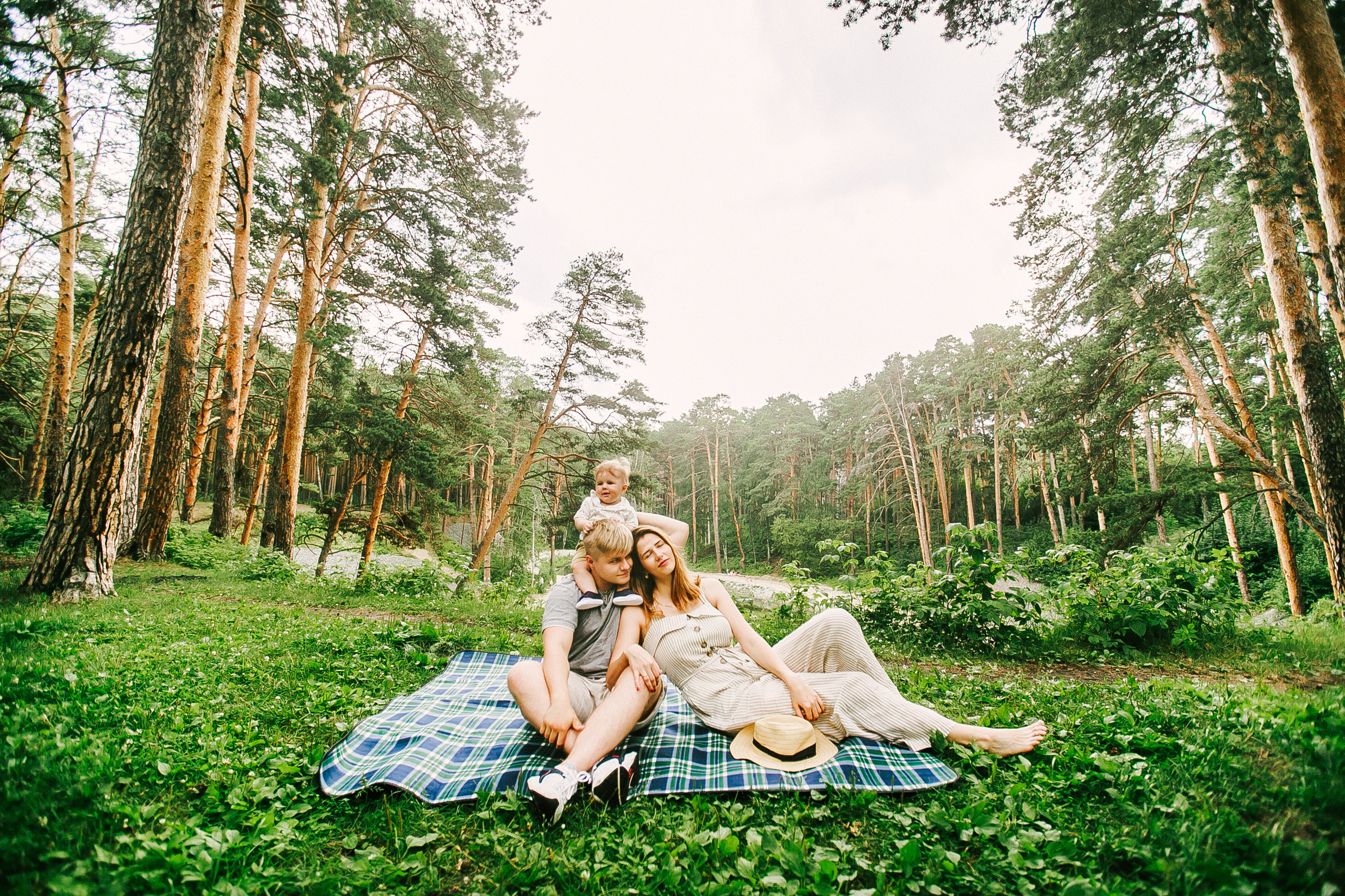 Дёма и родители. Прогулка по Гилевской роще. Фотограф Полина Егорова город Тюмень