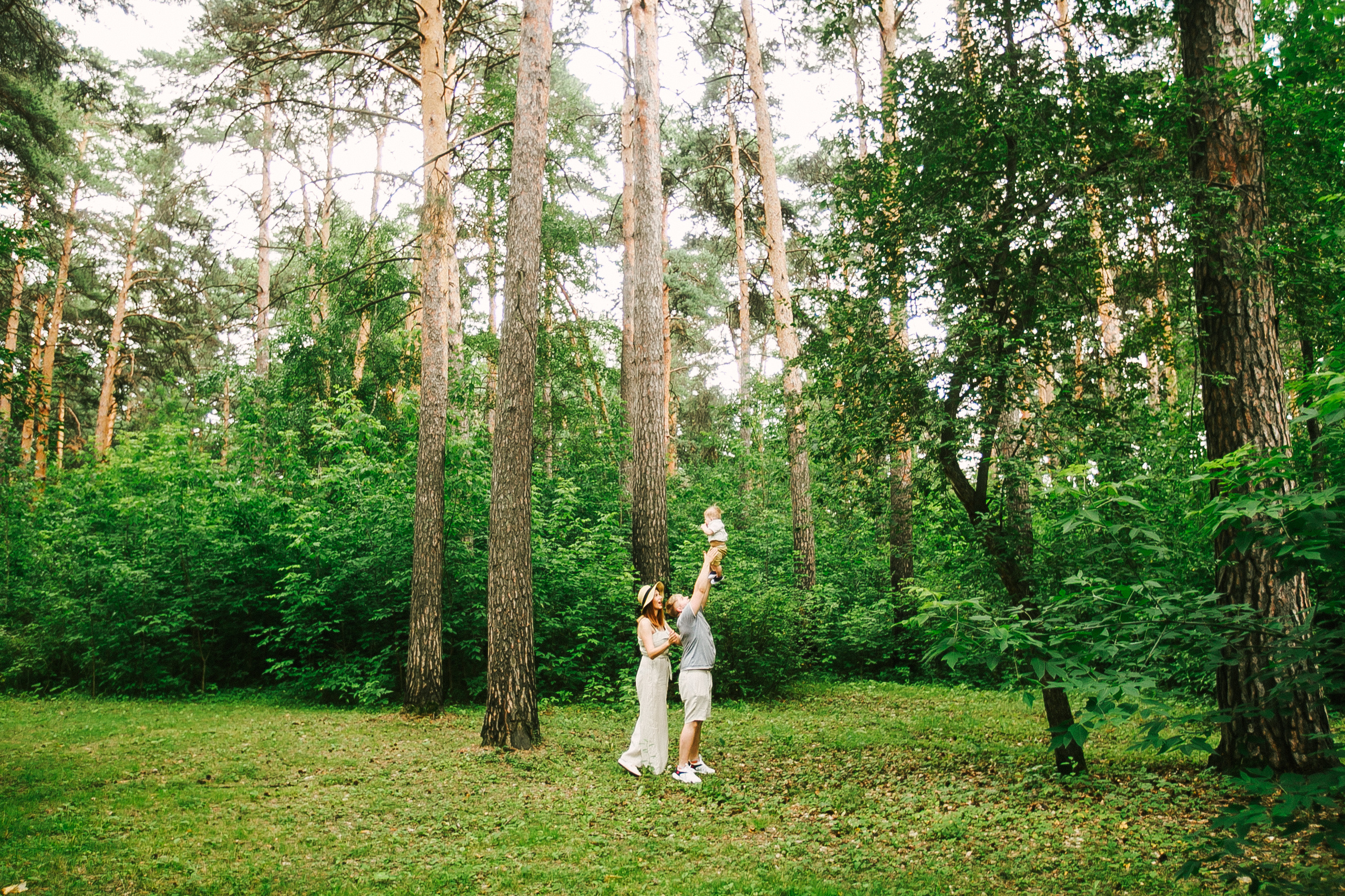 Дёма и родители. Прогулка по Гилевской роще. Фотограф Полина Егорова город Тюмень