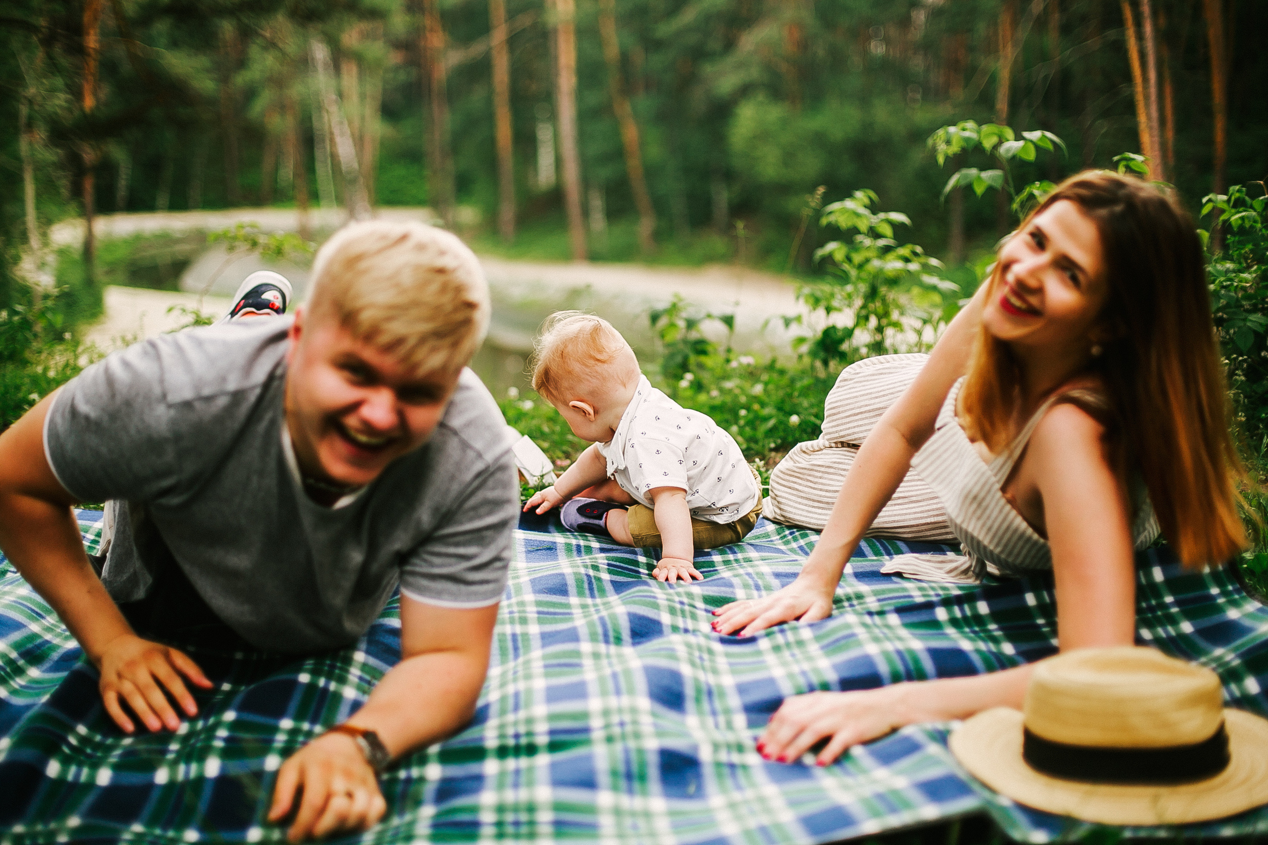 Дёма и родители. Прогулка по Гилевской роще. Фотограф Полина Егорова город Тюмень