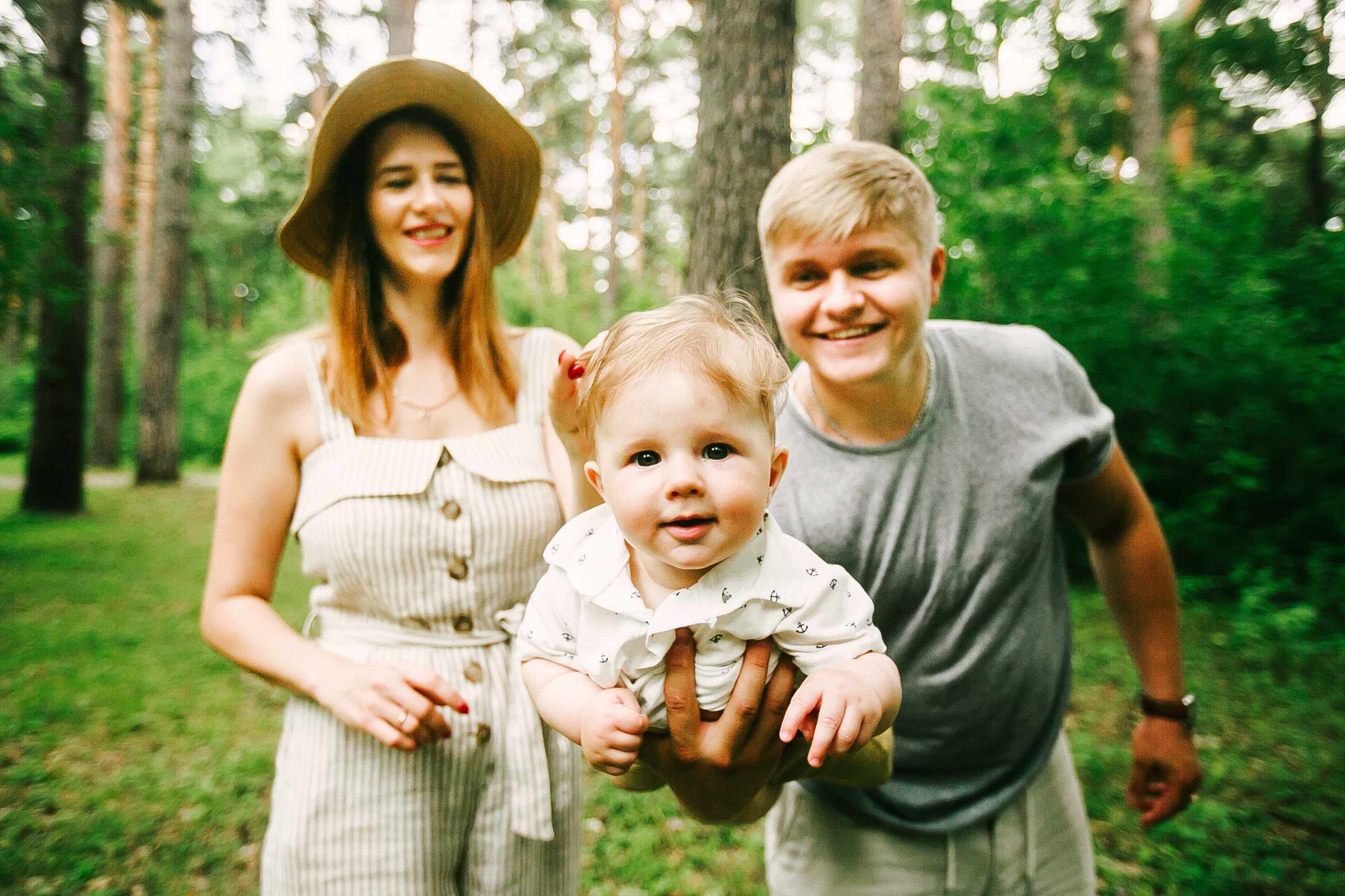 Дёма и родители. Прогулка по Гилевской роще. Фотограф Полина Егорова город Тюмень