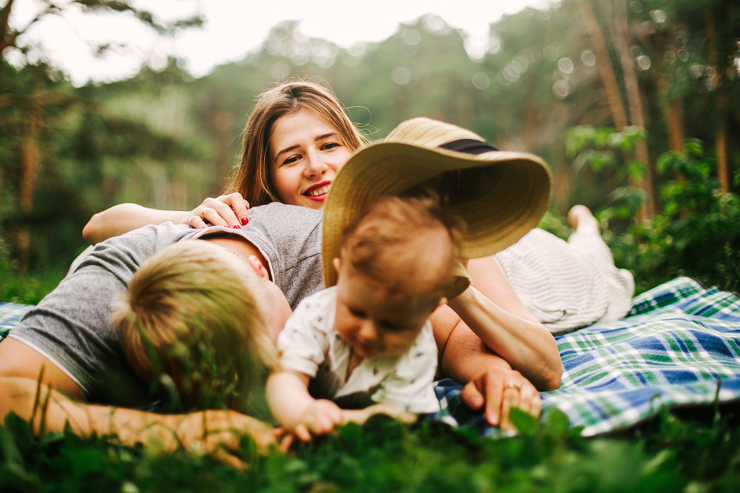 Дёма и родители. Прогулка по Гилевской роще. Фотограф Полина Егорова город Тюмень