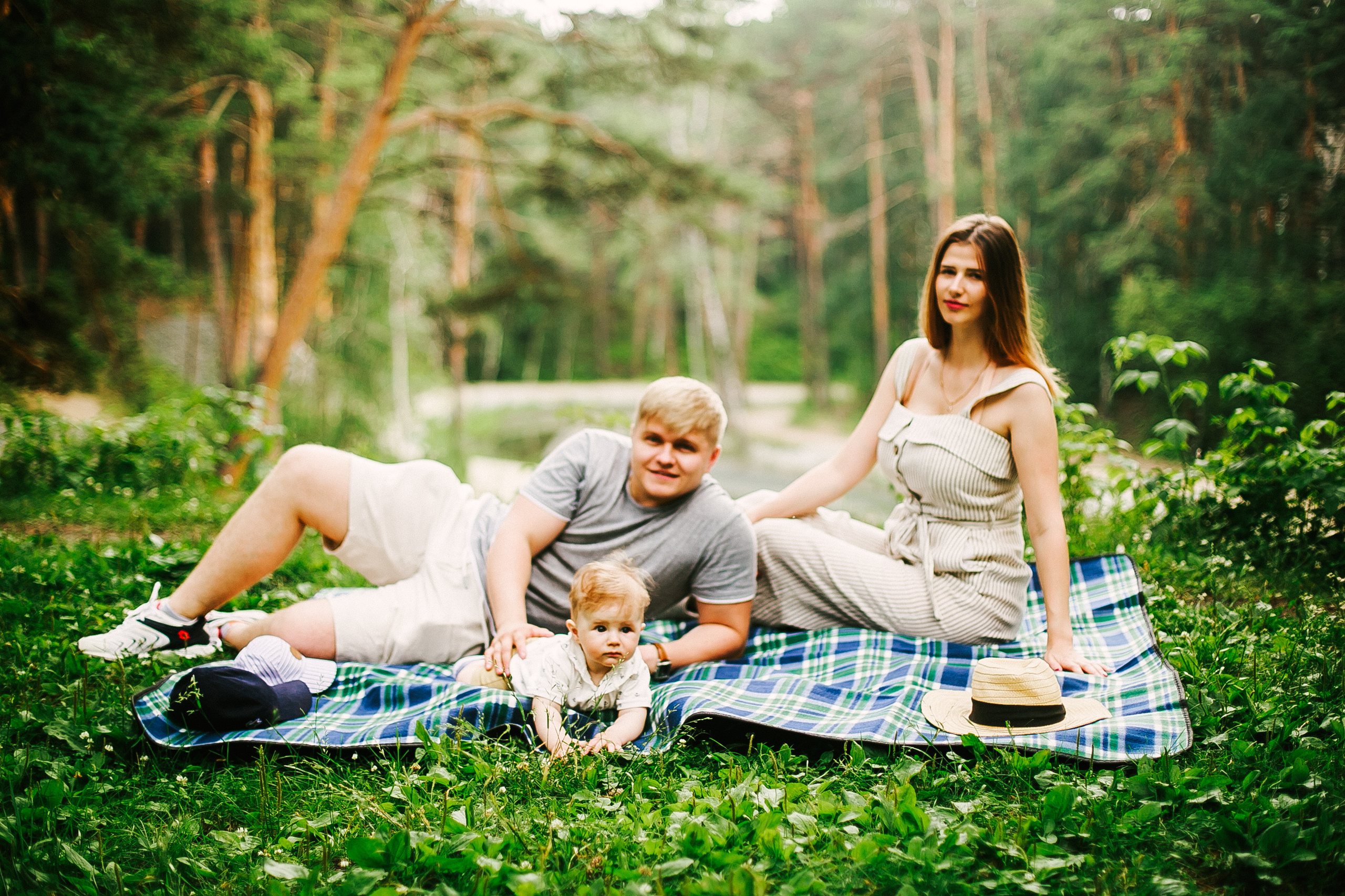 Дёма и родители. Прогулка по Гилевской роще. Фотограф Полина Егорова город Тюмень