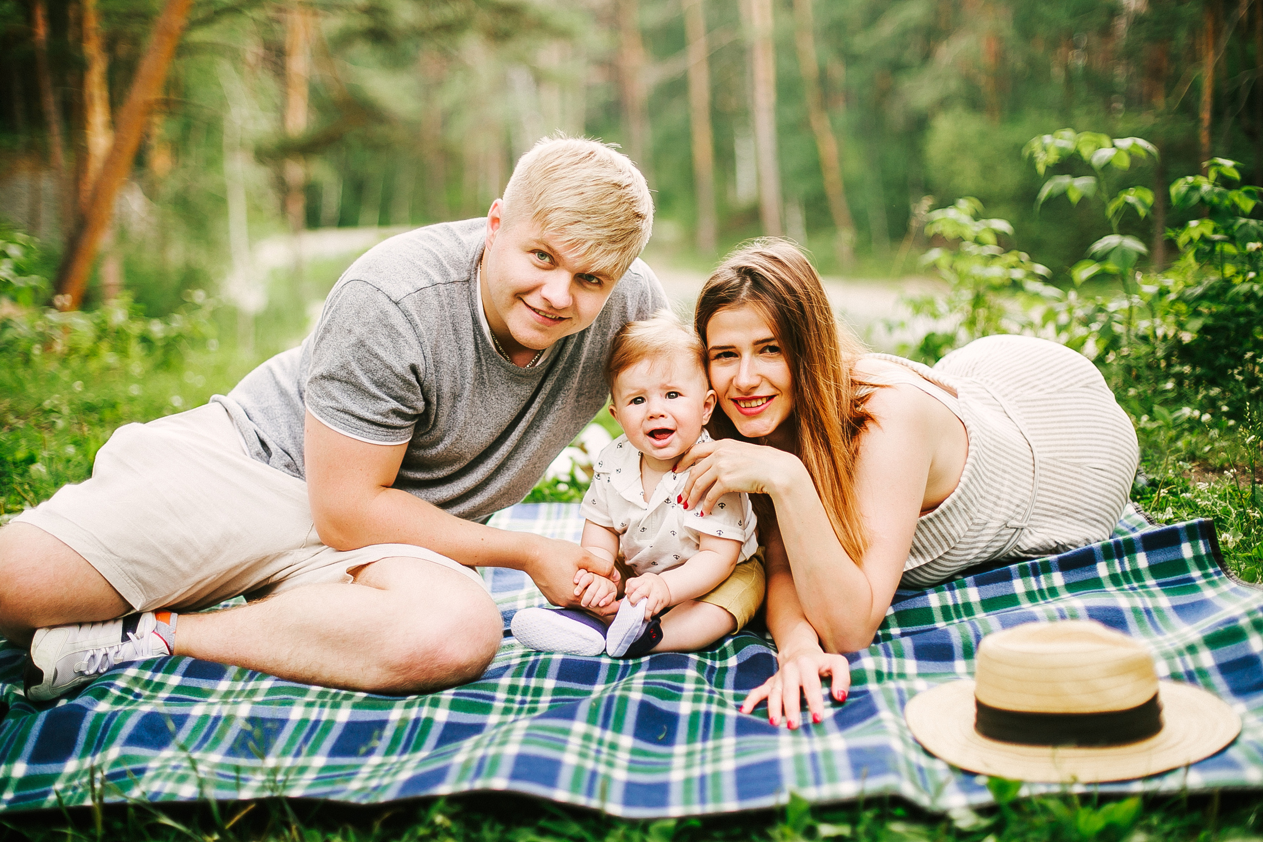 Дёма и родители. Прогулка по Гилевской роще. Фотограф Полина Егорова город Тюмень