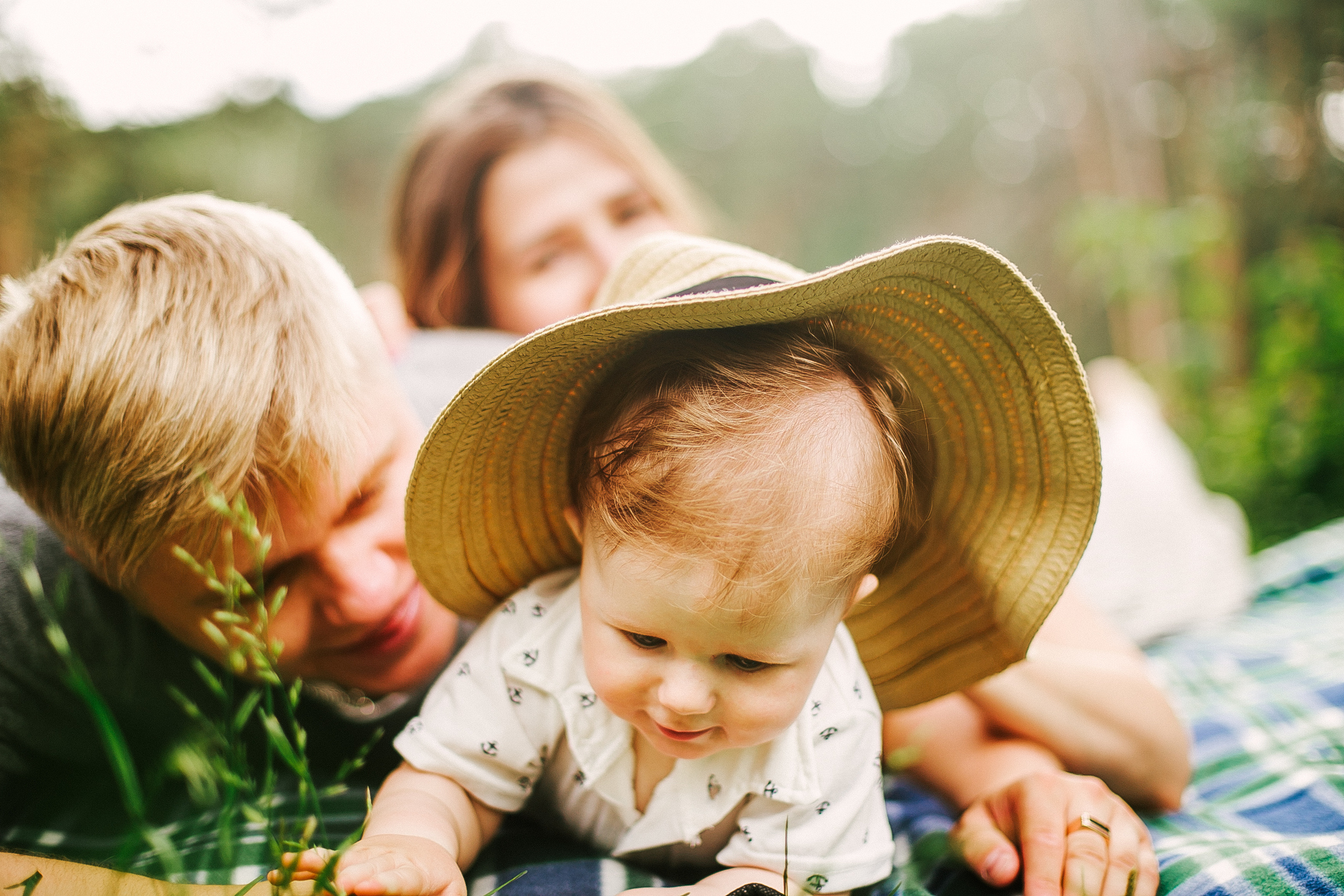 Дёма и родители. Прогулка по Гилевской роще. Фотограф Полина Егорова город Тюмень