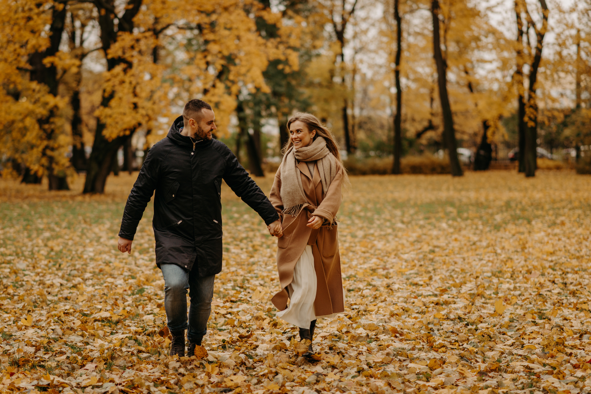 фотосъёмка лавстори в летнем саду, фотосессия для пар