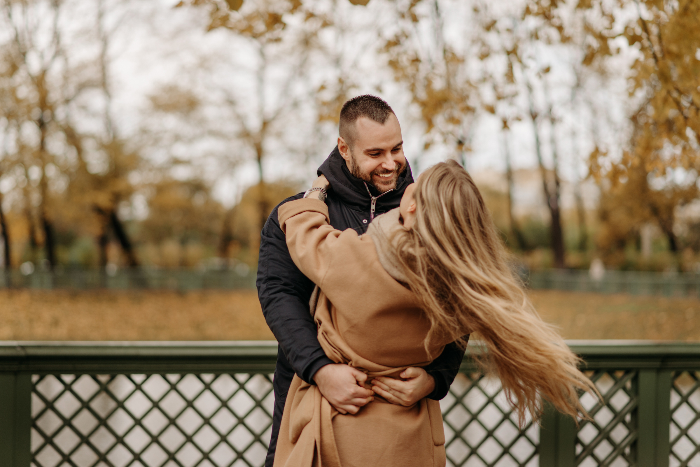 фотосъёмка лавстори в летнем саду, фотосессия для пар