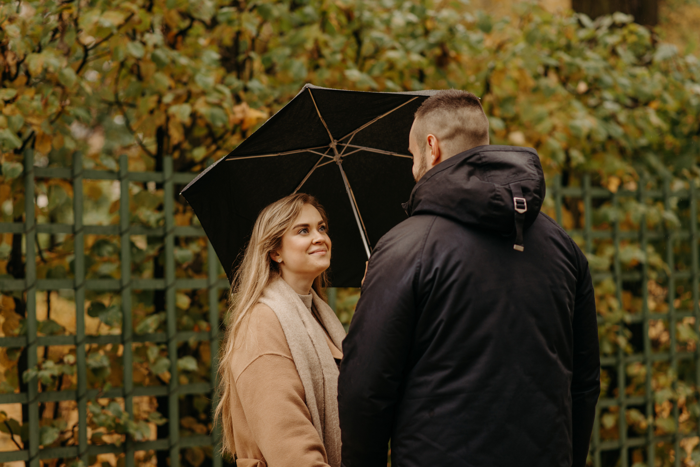 фотосъёмка лавстори в летнем саду, фотосессия для пар