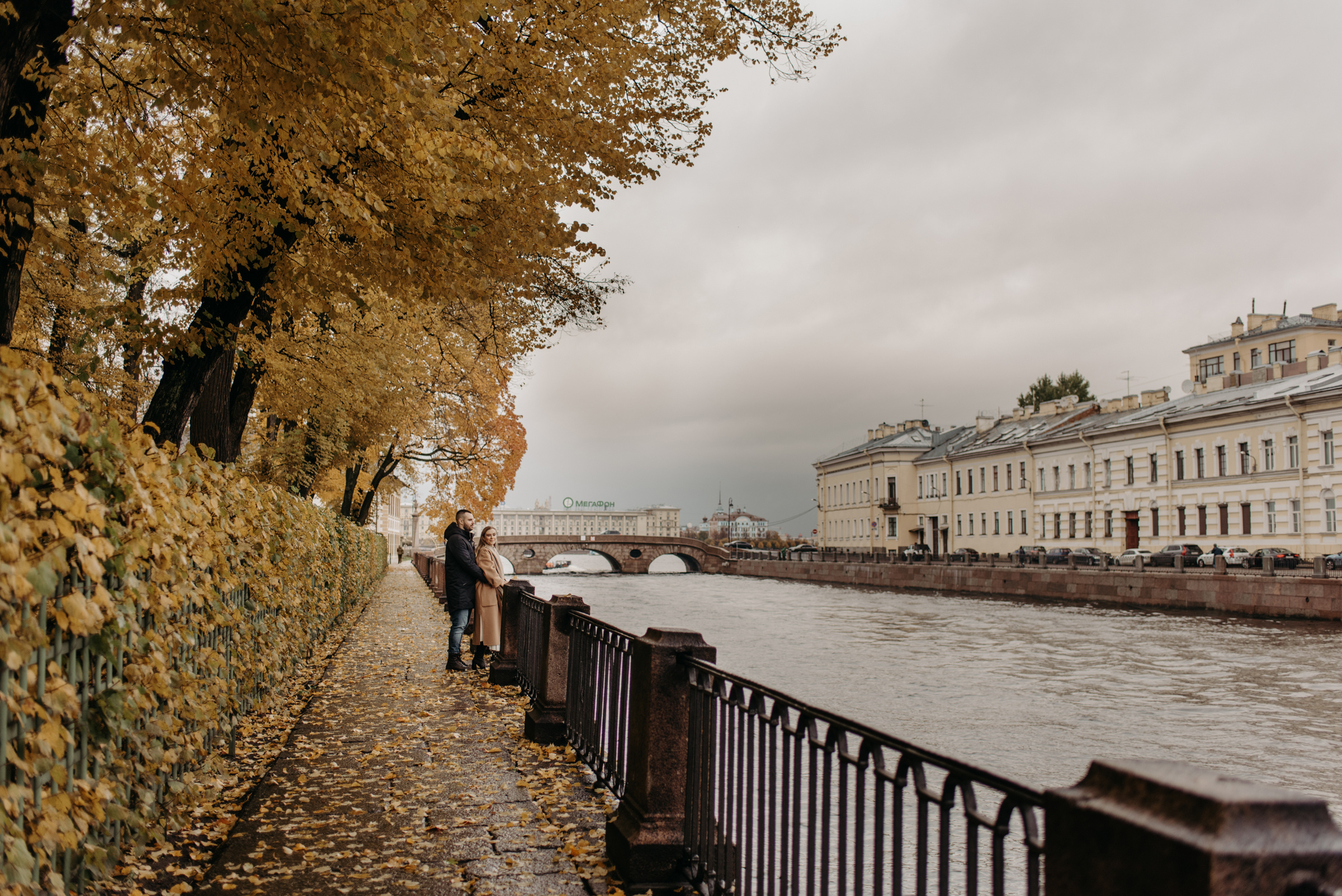 фотосъёмка лавстори в летнем саду, фотосессия для пар