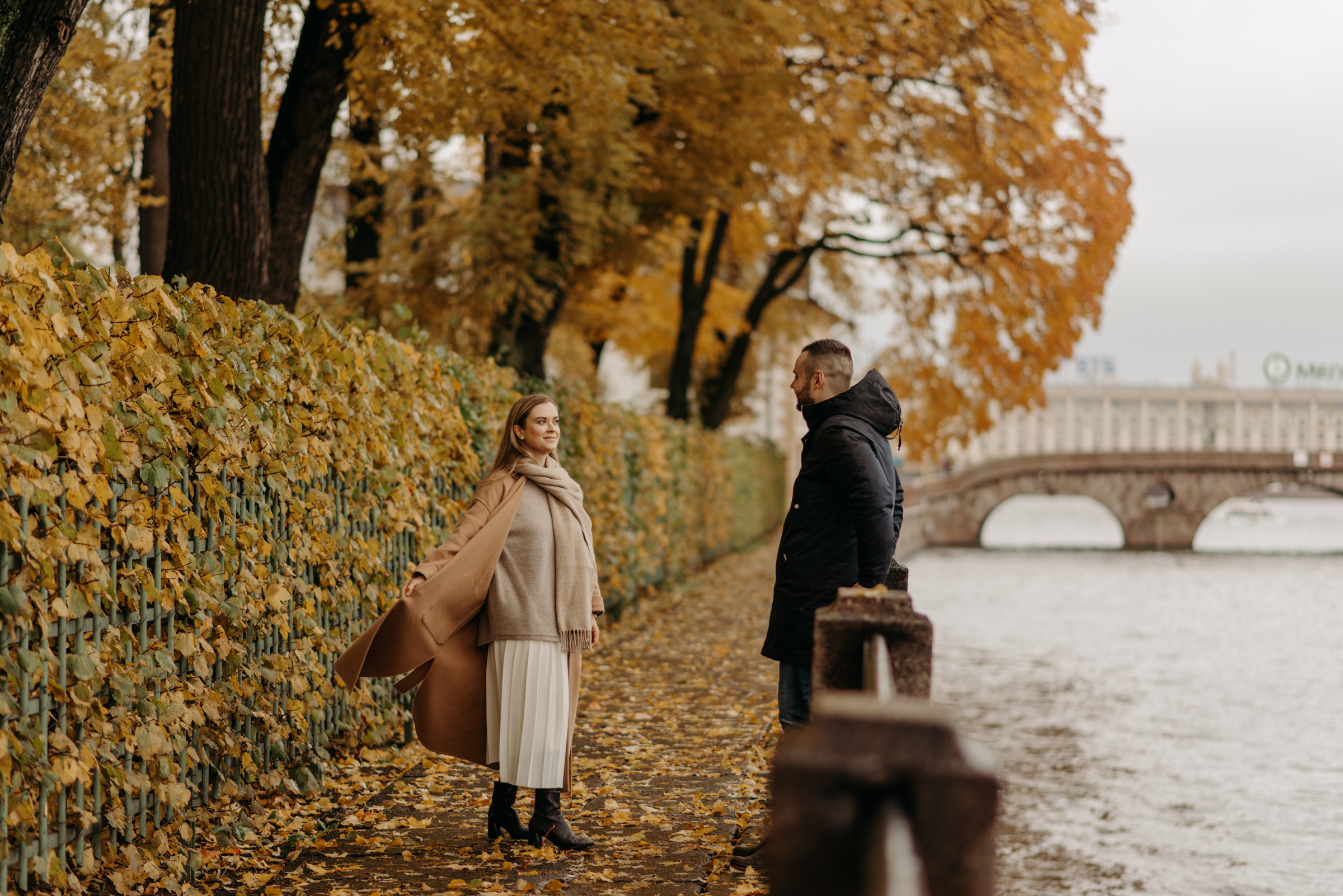 фотосъёмка лавстори в летнем саду, фотосессия для пар