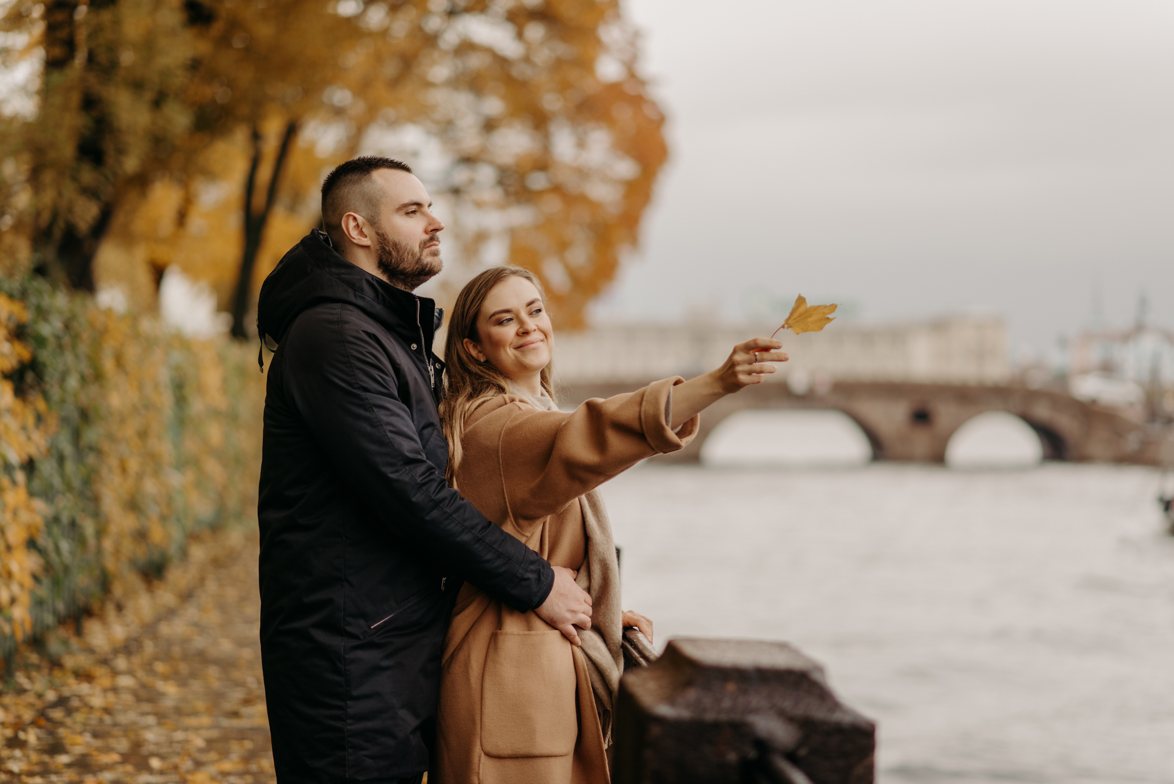 фотосъёмка лавстори в летнем саду, фотосессия для пар
