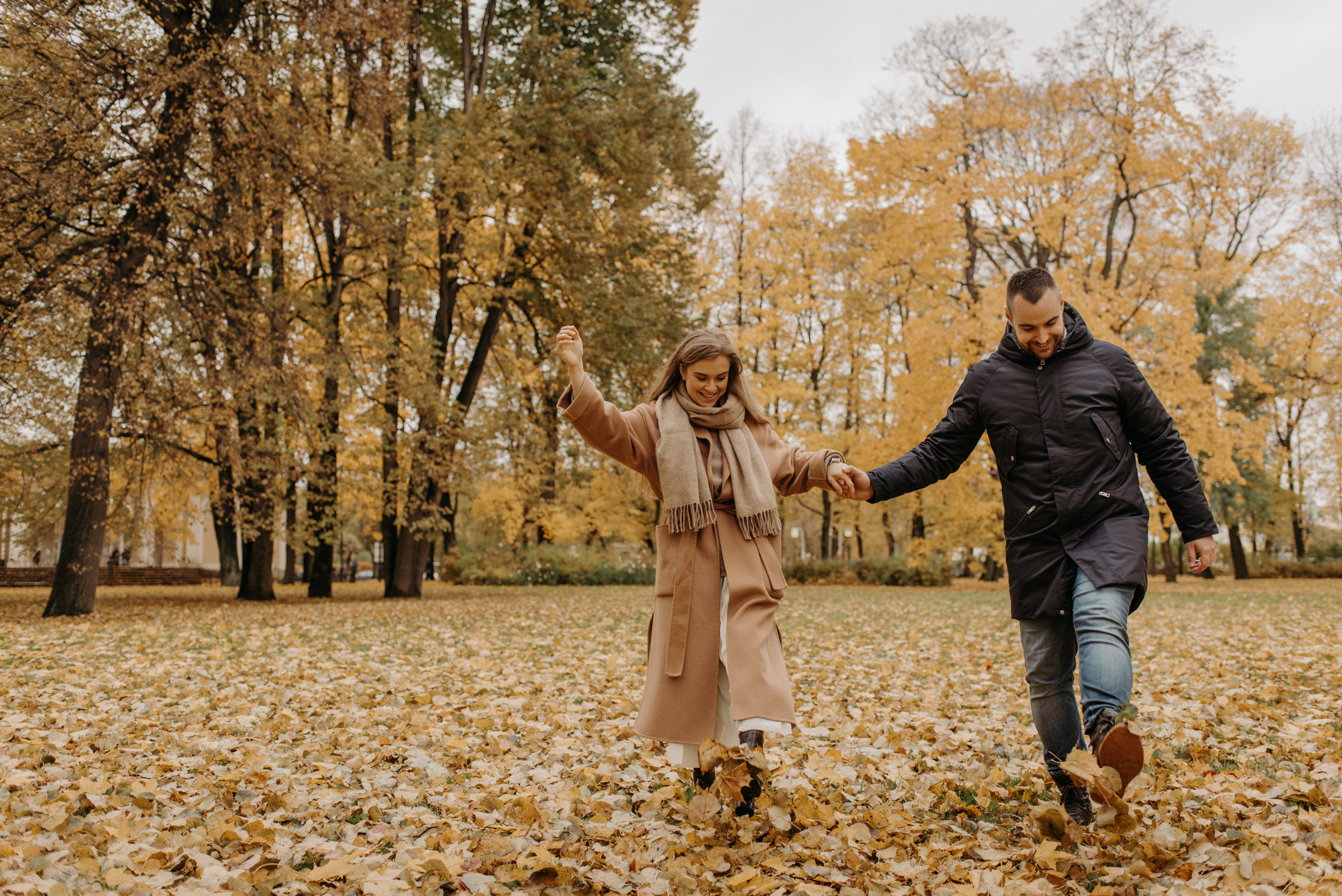 фотосъёмка лавстори в летнем саду, фотосессия для пар