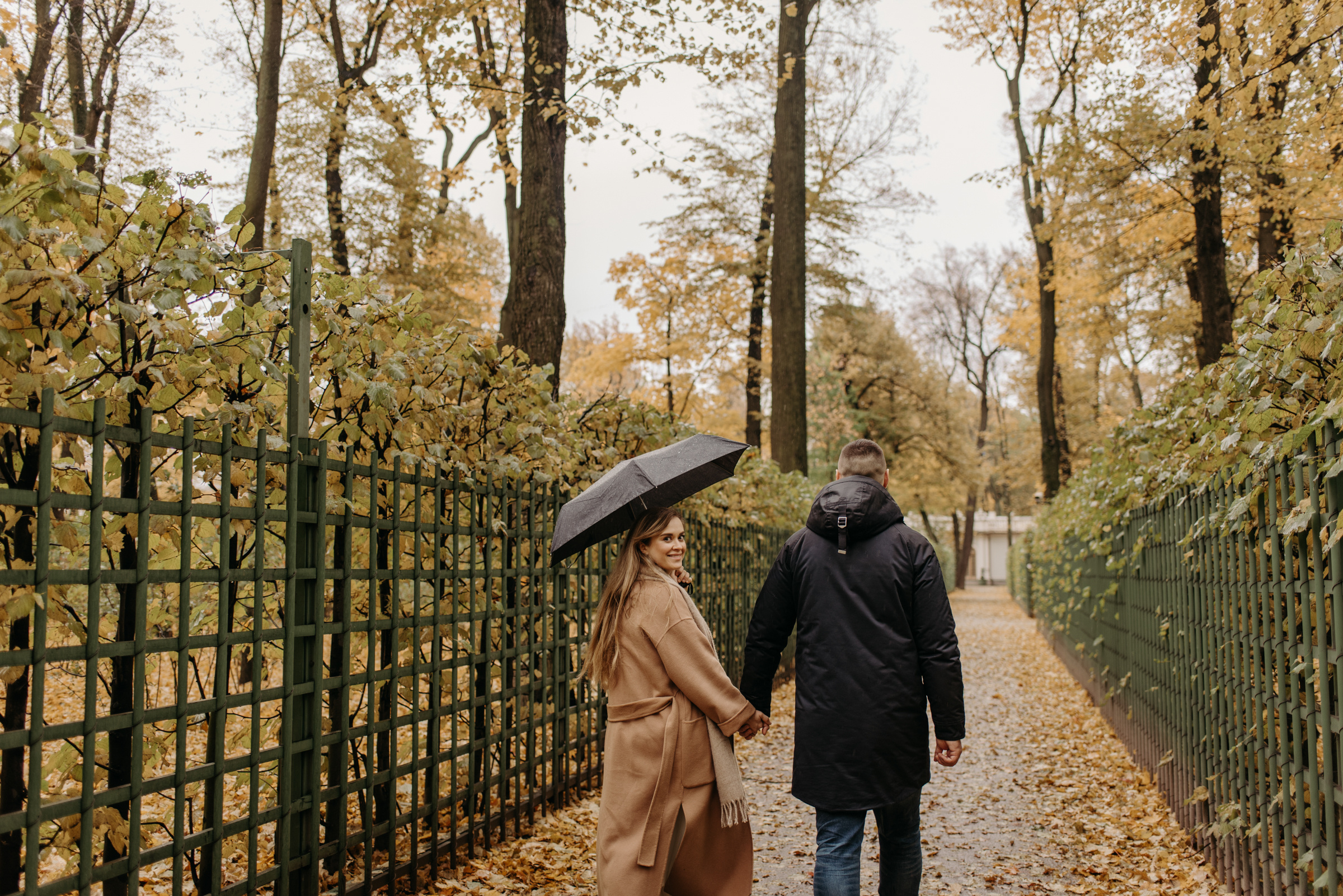 фотосъёмка лавстори в летнем саду, фотосессия для пар