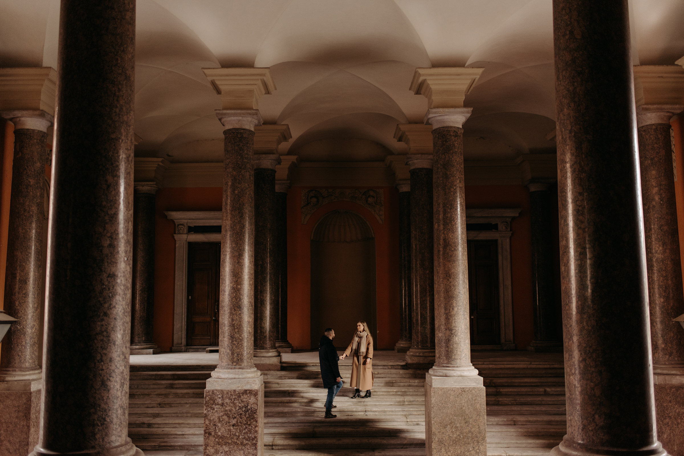 фотосъёмка лавстори в летнем саду, фотосессия для пар