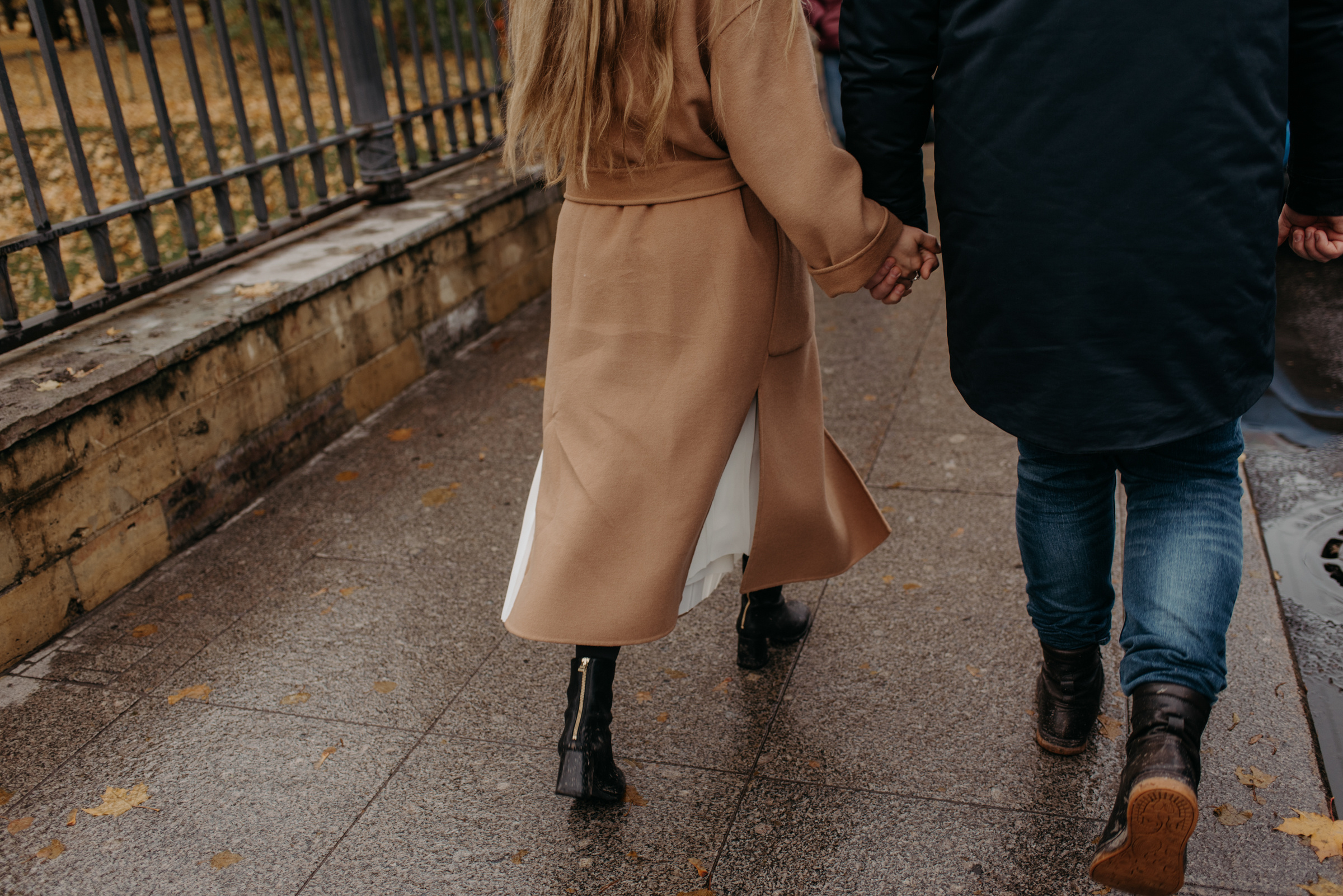 фотосъёмка лавстори в летнем саду, фотосессия для пар