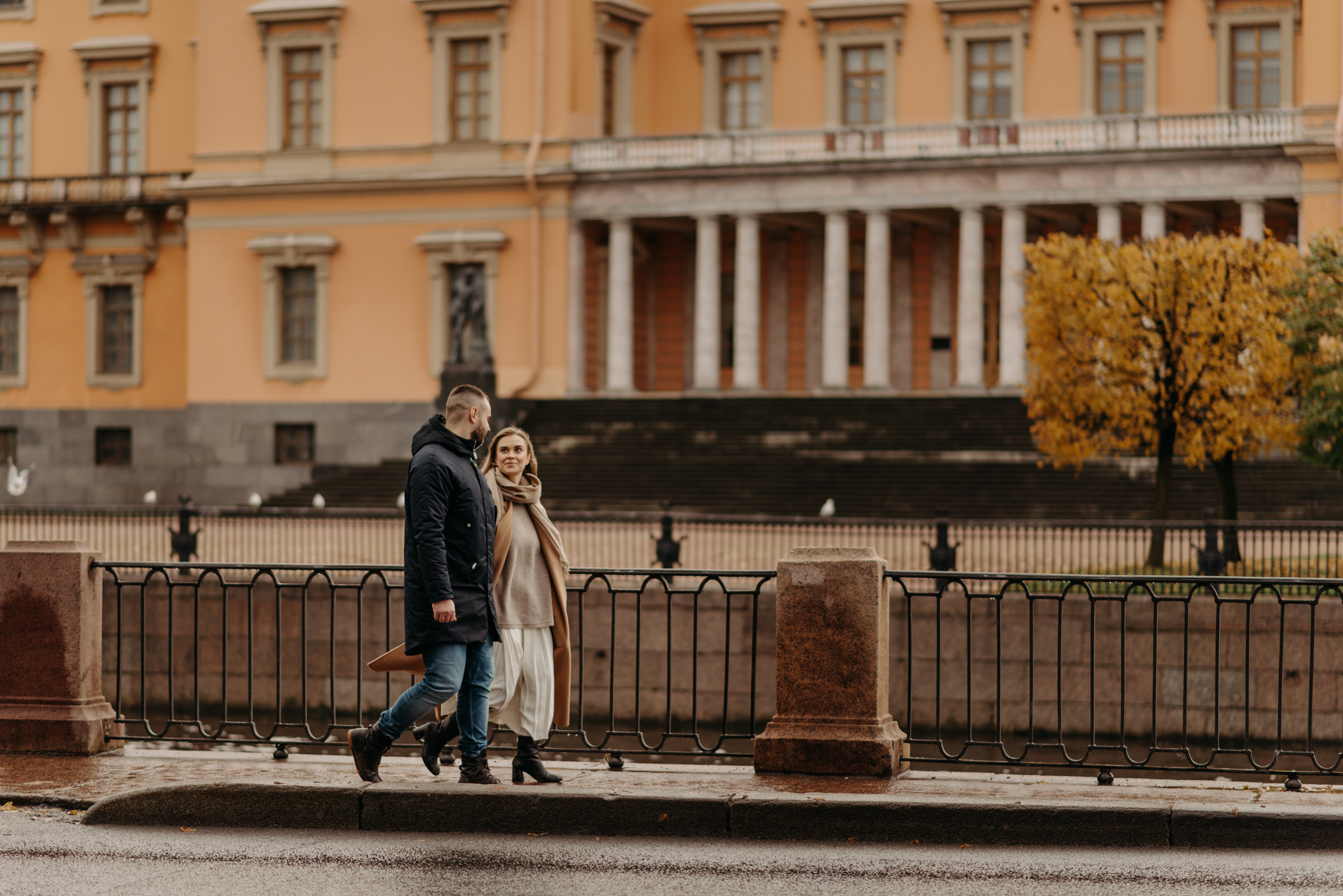фотосъёмка лавстори в летнем саду, фотосессия для пар