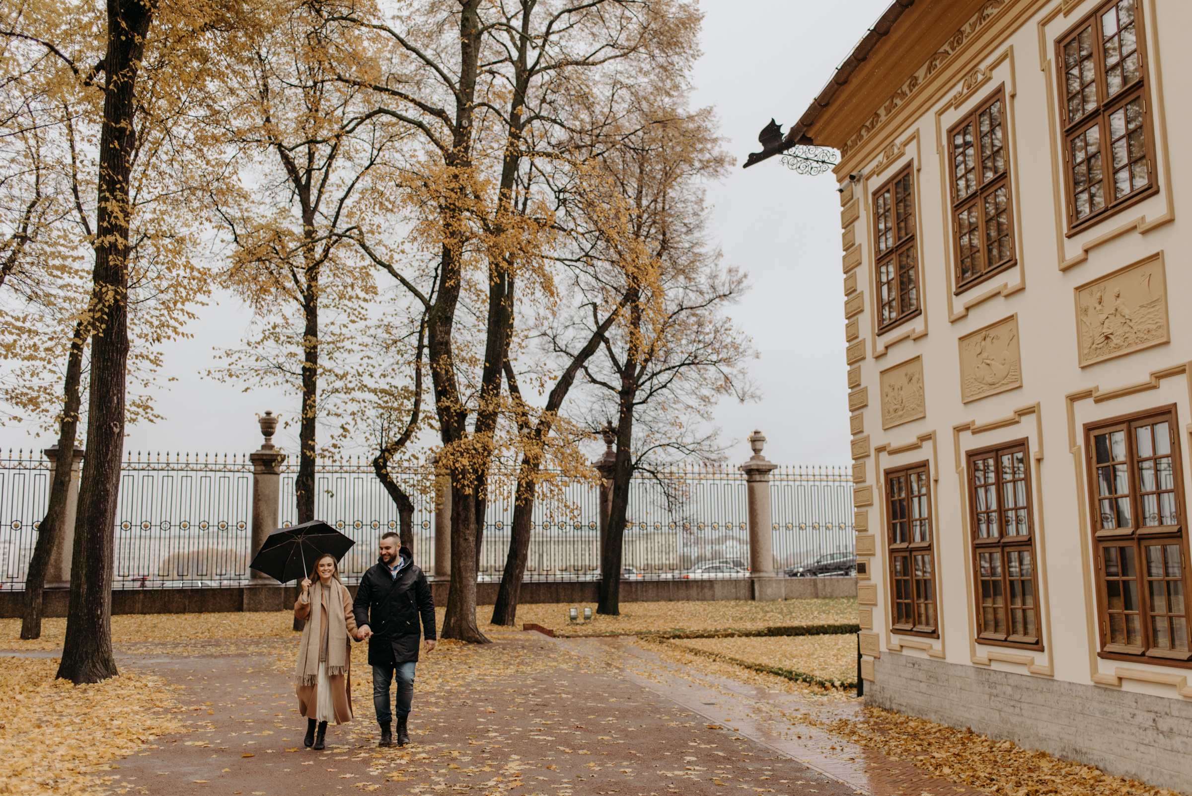 фотосъёмка лавстори в летнем саду, фотосессия для пар