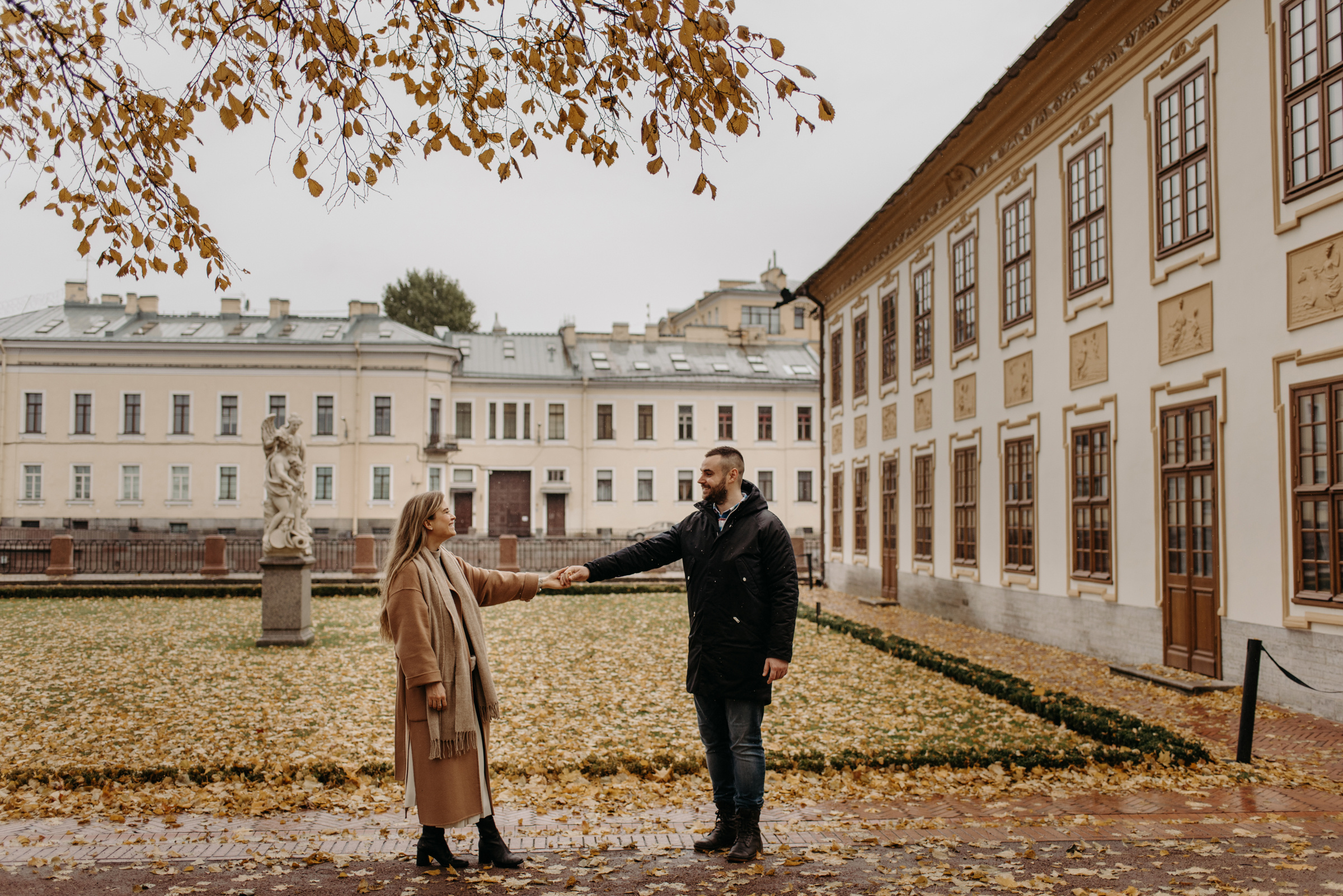 фотосъёмка лавстори в летнем саду, фотосессия для пар