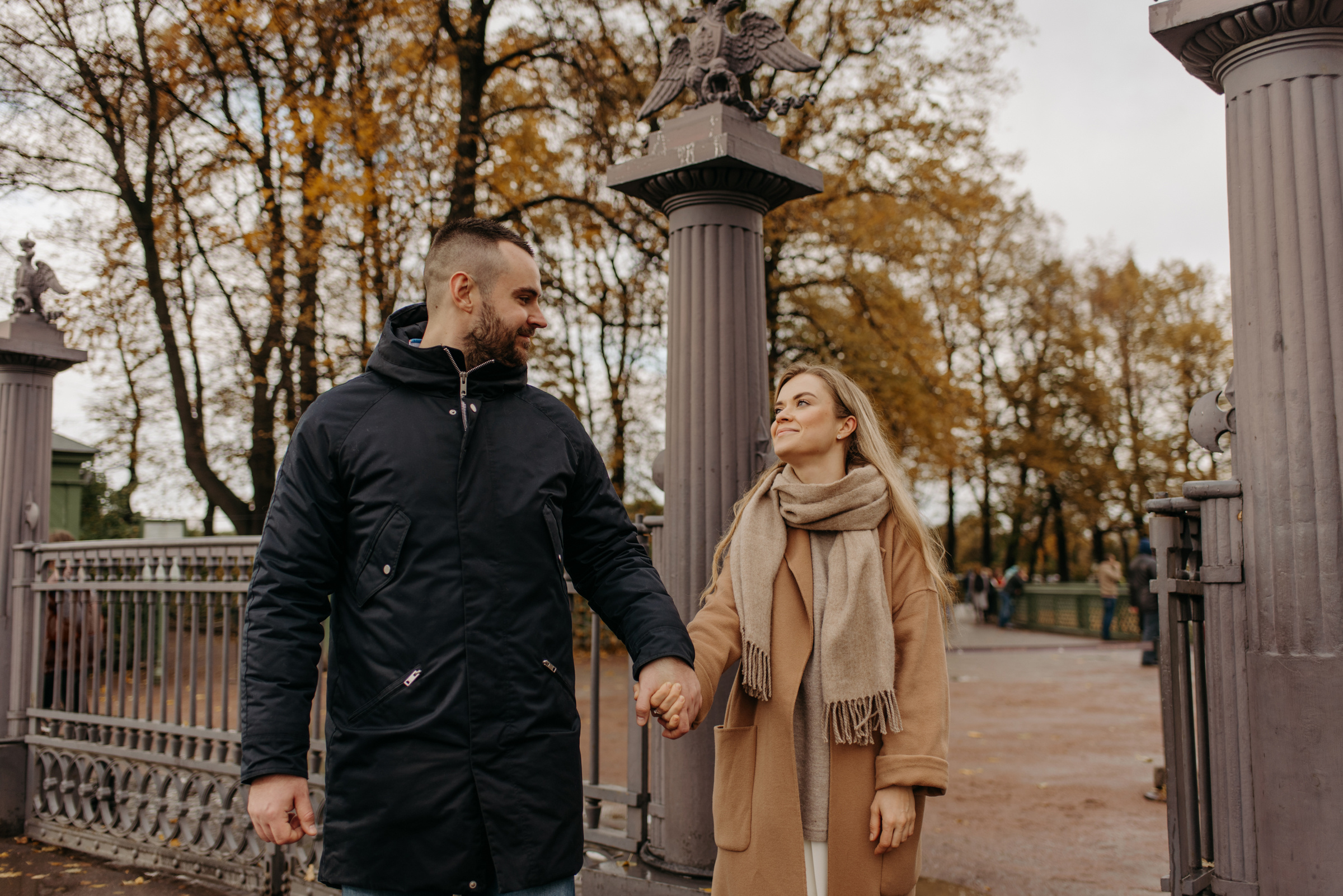 фотосъёмка лавстори в летнем саду, фотосессия для пар