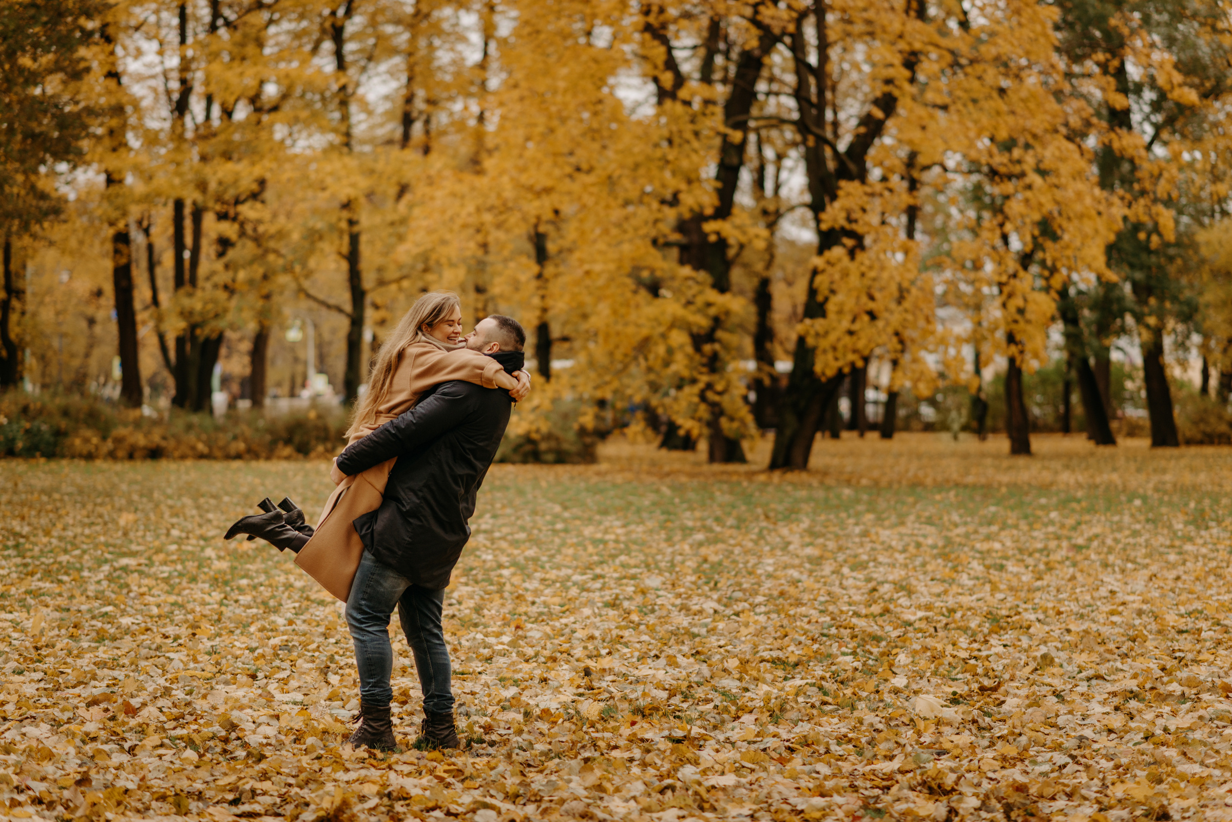 фотосъёмка лавстори в летнем саду, фотосессия для пар