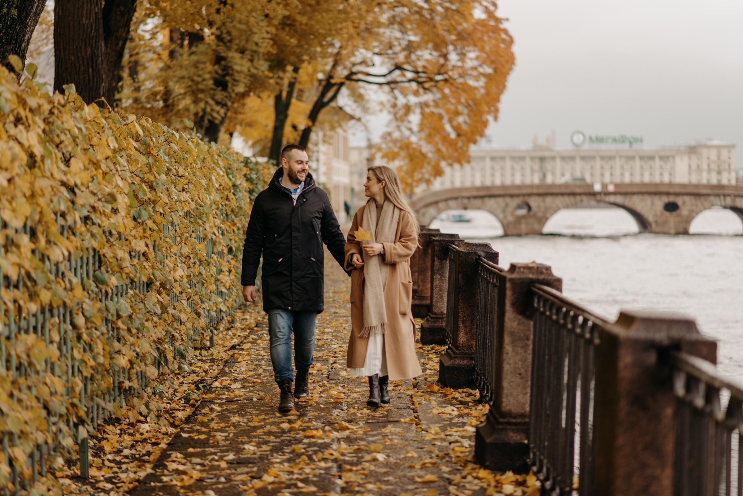 фотосъёмка лавстори в летнем саду, фотосессия для пар