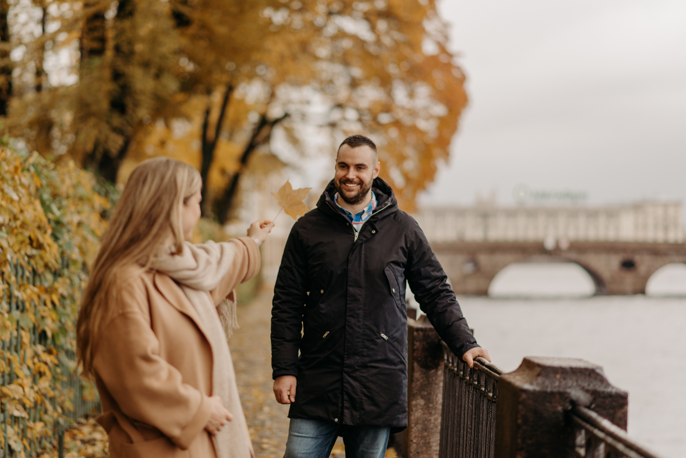 фотосъёмка лавстори в летнем саду, фотосессия для пар