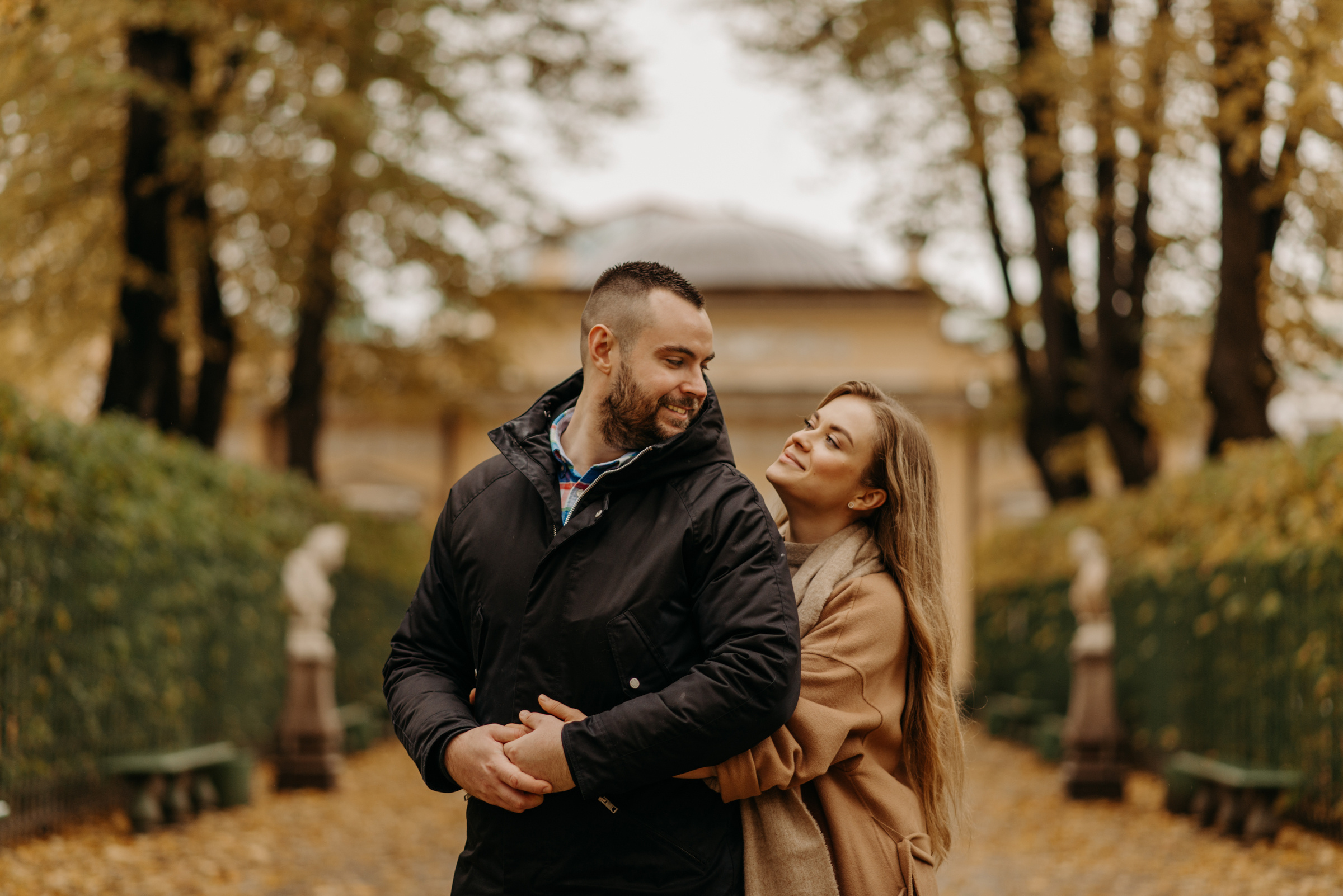 фотосъёмка лавстори в летнем саду, фотосессия для пар