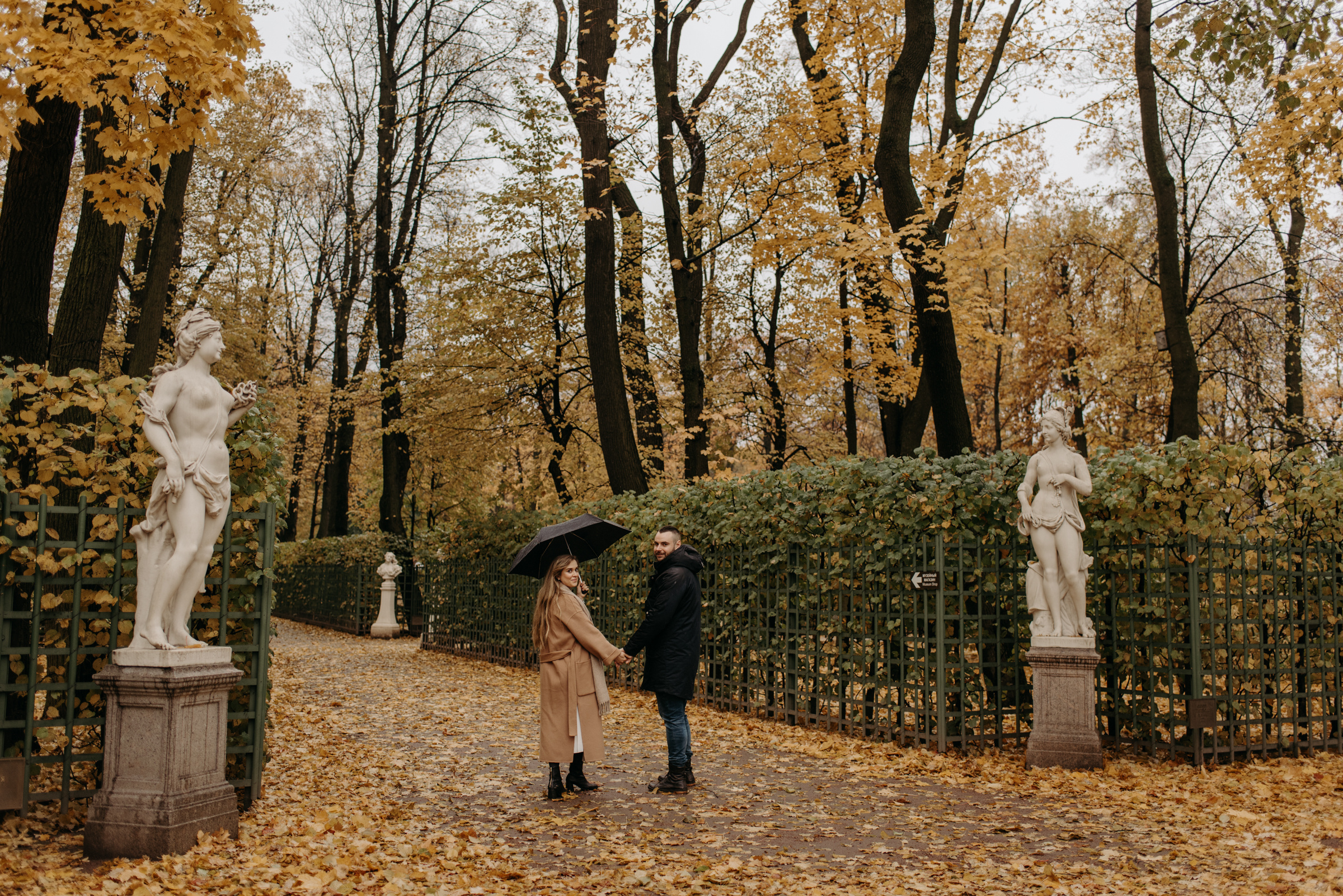фотосъёмка лавстори в летнем саду, фотосессия для пар