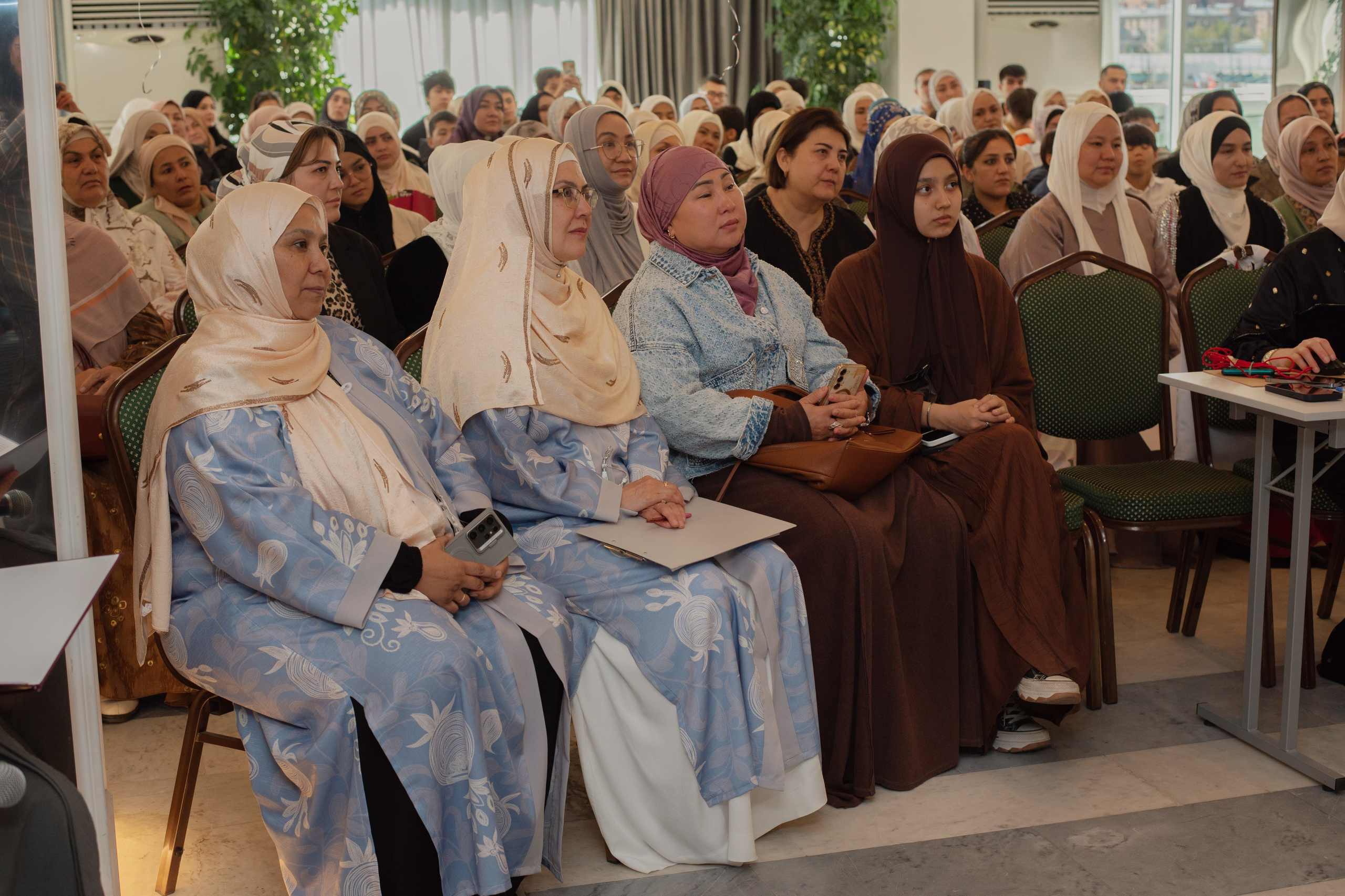 Выпускной в Евразийской женской гуманитарной академии. Лина Курочка — ваш фотограф