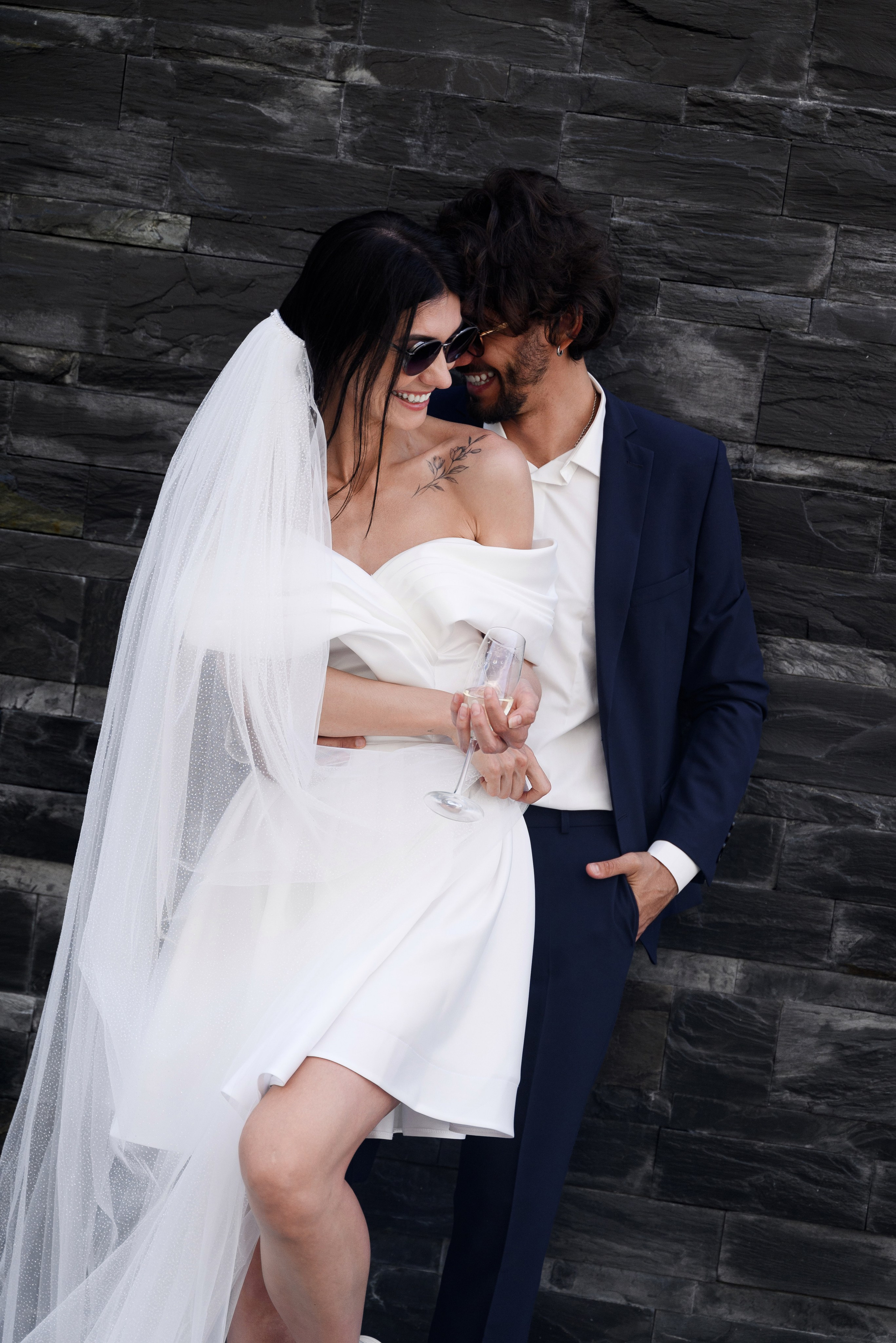 Жених обнимает невесту портретное фото