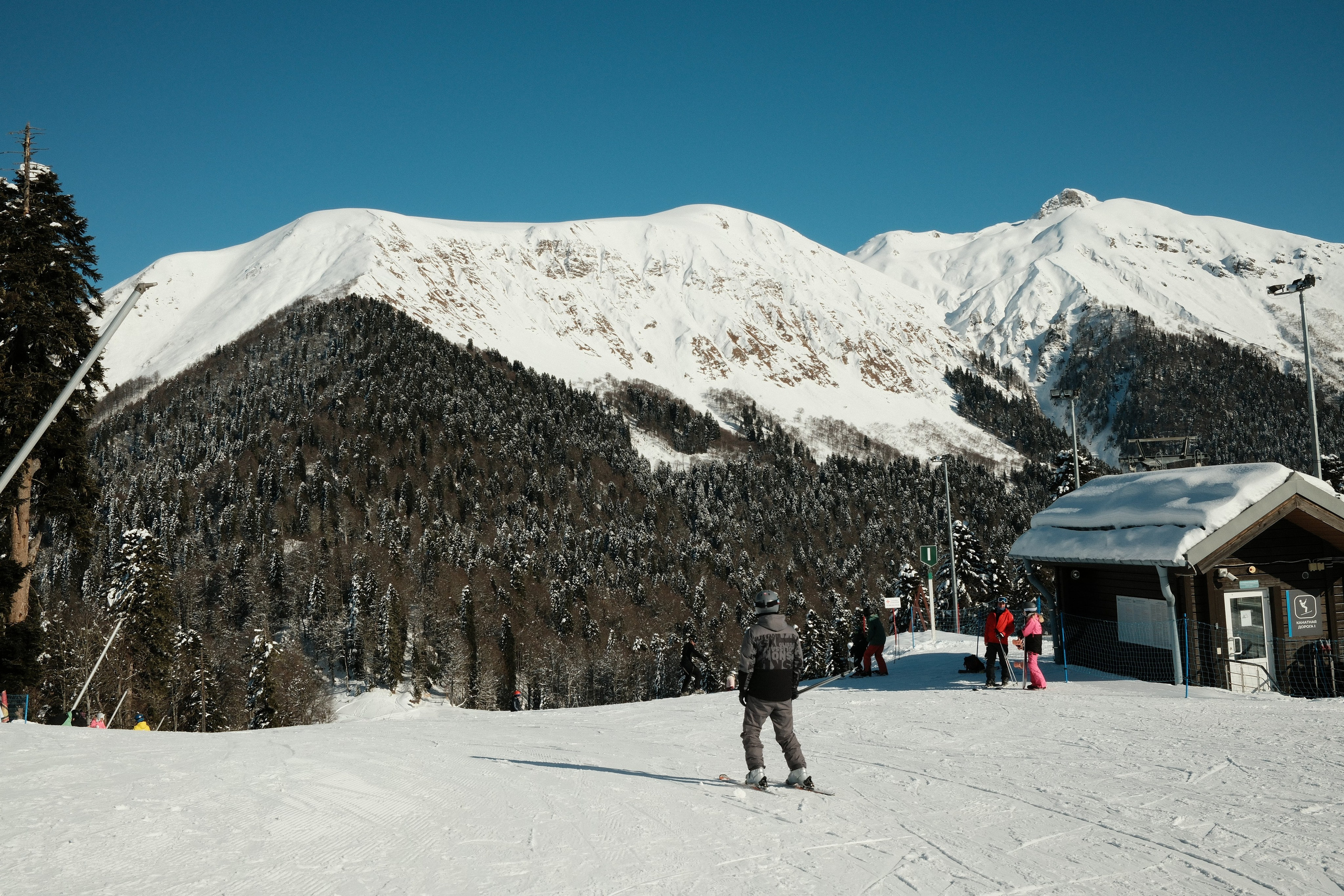 Горнолыжник смотрит на Кавказские горы