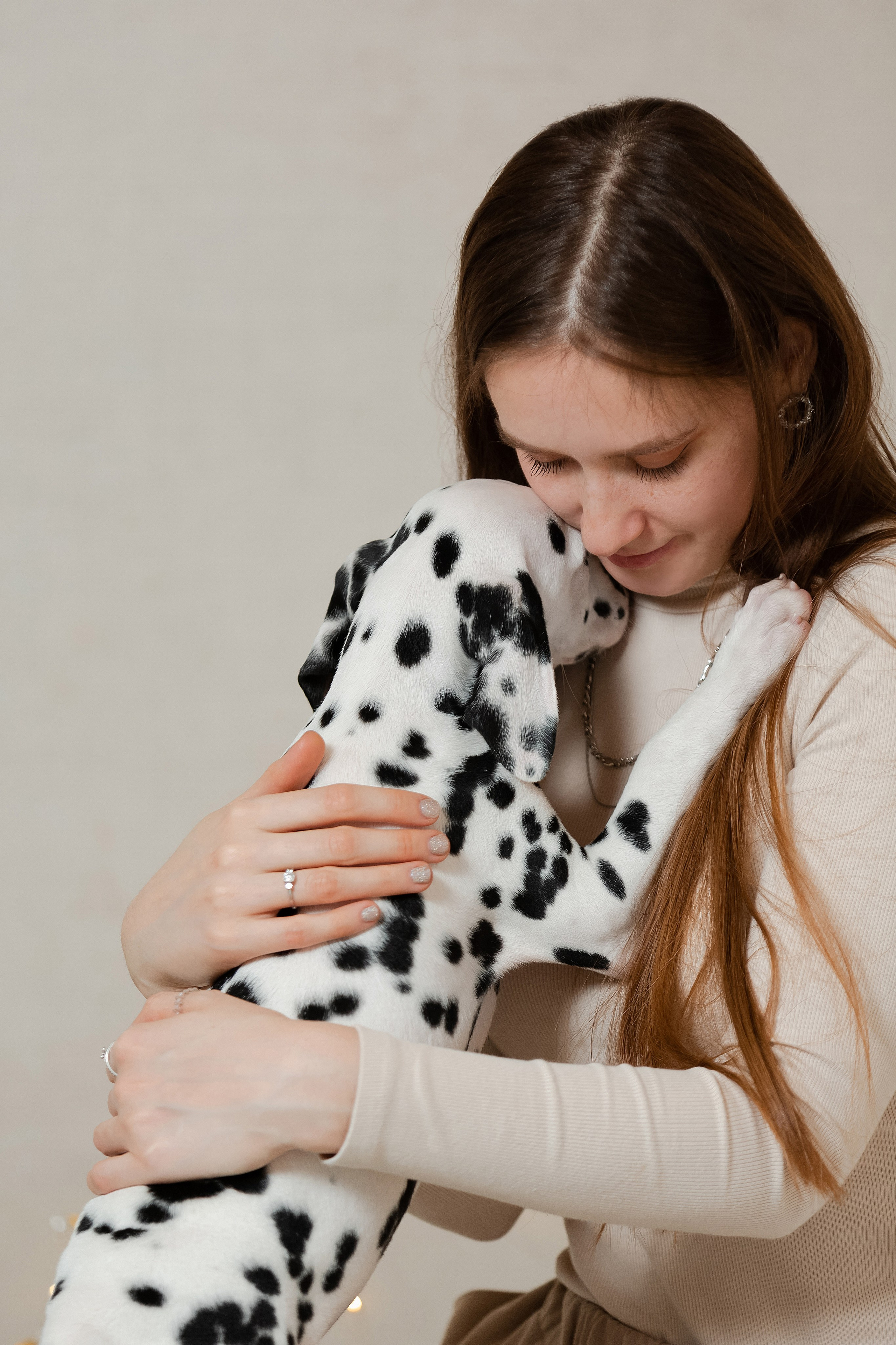 Далматины на ручках у девушки. Фотограф-анималист в Краснодаре Маша Мельникова