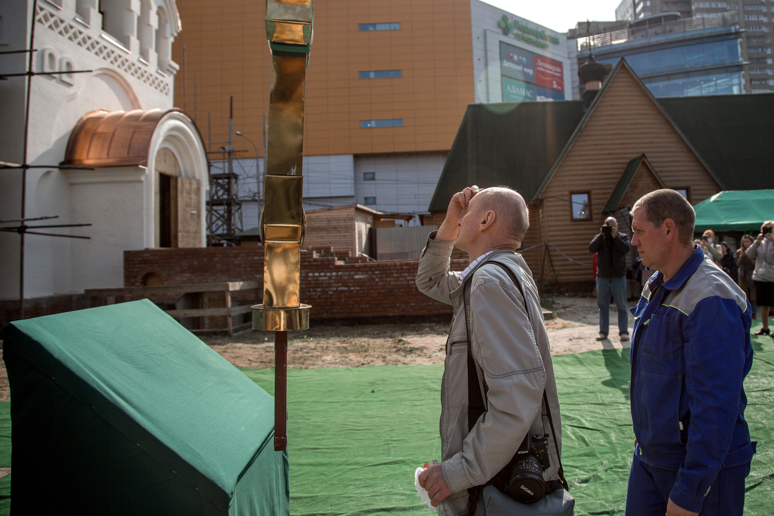 ВОЗДВИЖЕНИЕ КРЕСТА НА ХРАМЕ СВ. НИКОЛАЯ В ЩУКИНО. Фотограф на крестины