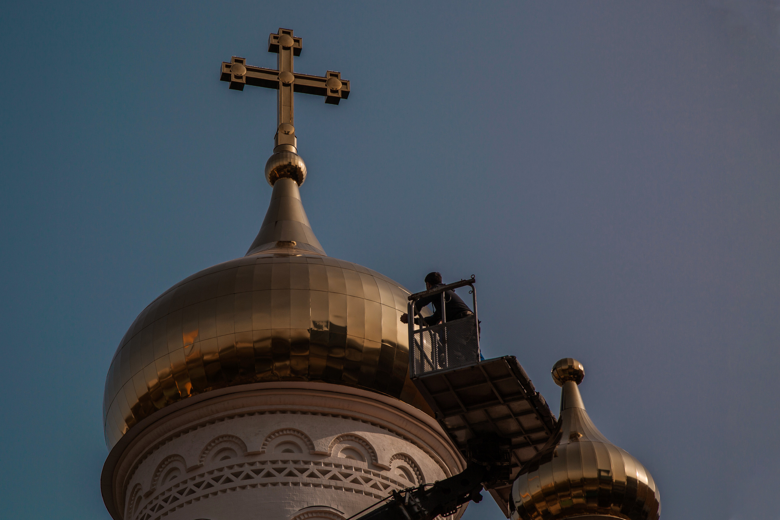 ВОЗДВИЖЕНИЕ КРЕСТА НА ХРАМЕ СВ. НИКОЛАЯ В ЩУКИНО. Фотограф на крестины