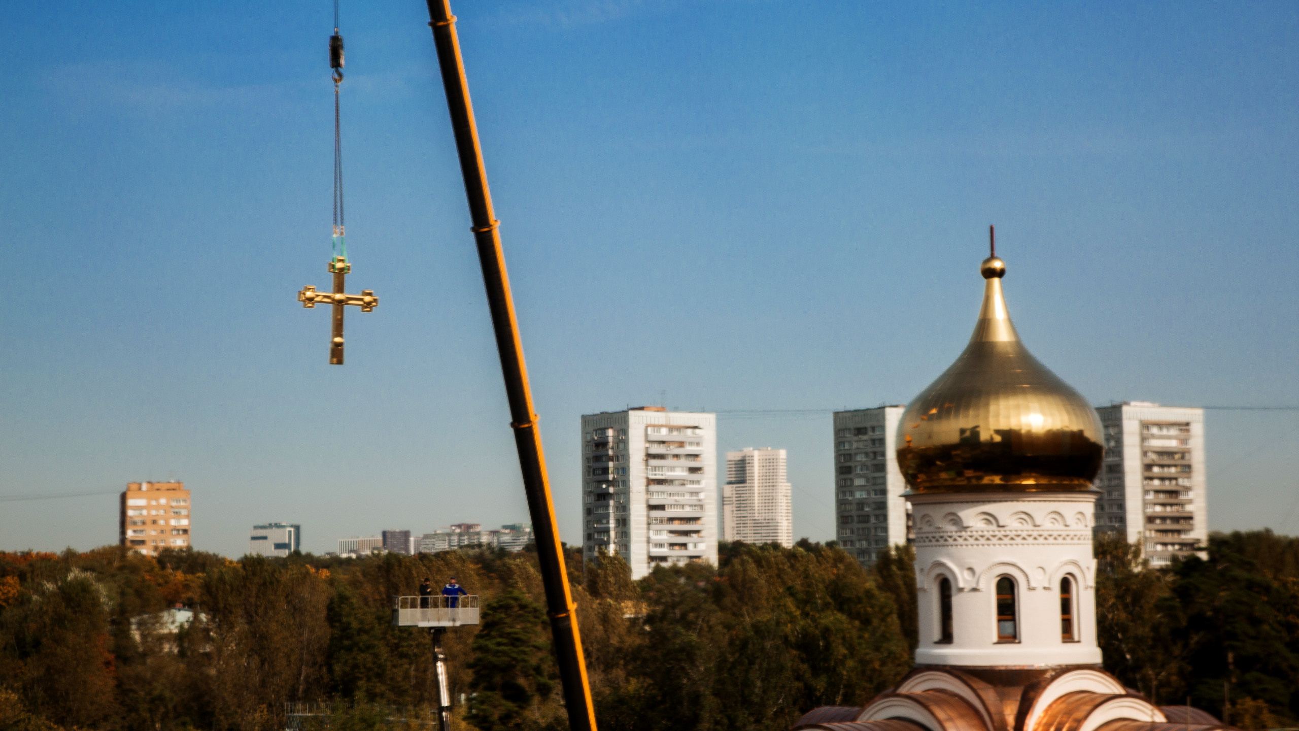 ВОЗДВИЖЕНИЕ КРЕСТА НА ХРАМЕ СВ. НИКОЛАЯ В ЩУКИНО. Фотограф на крестины