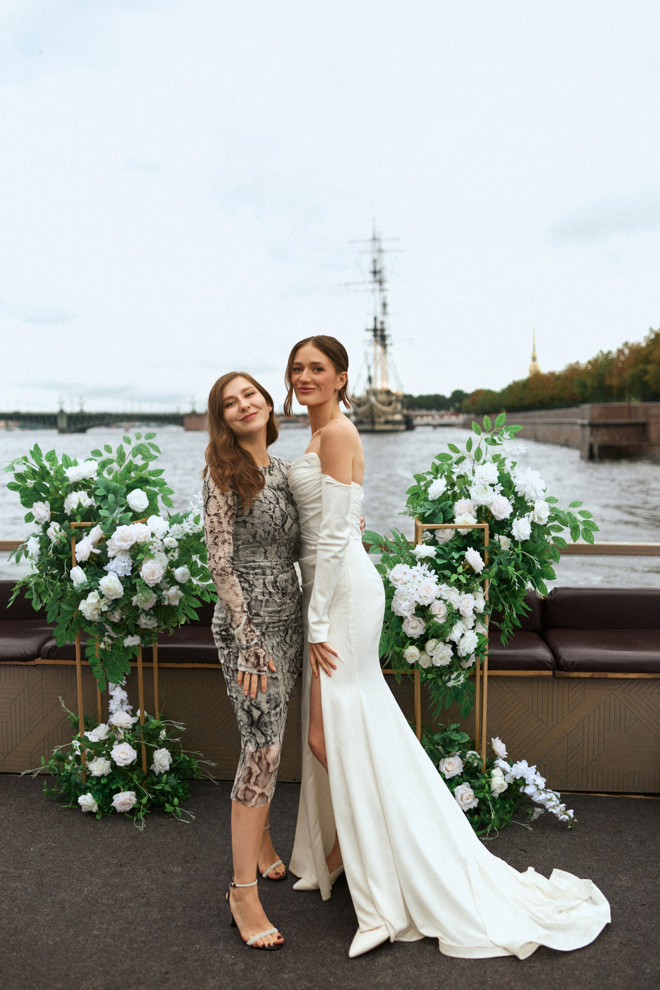 Свадьба в Питере на катере. Сестры Карабаза. Фотографы и ретушеры в Москве и Санкт-Петербурге