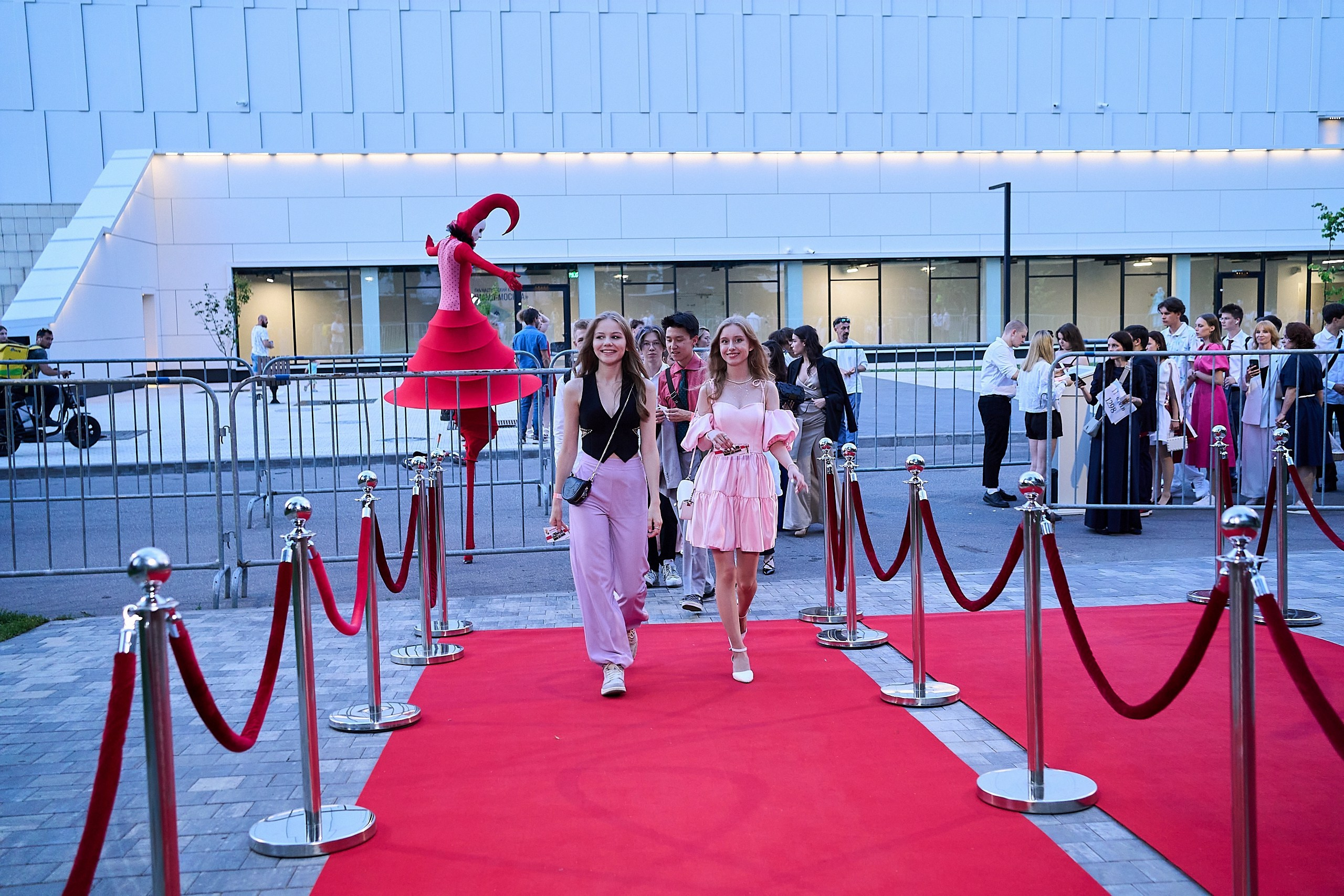 Выпускной 2024 концертный зал Академия ВТБ. Фотограф и Видеограф в Москве. Олег Корушев