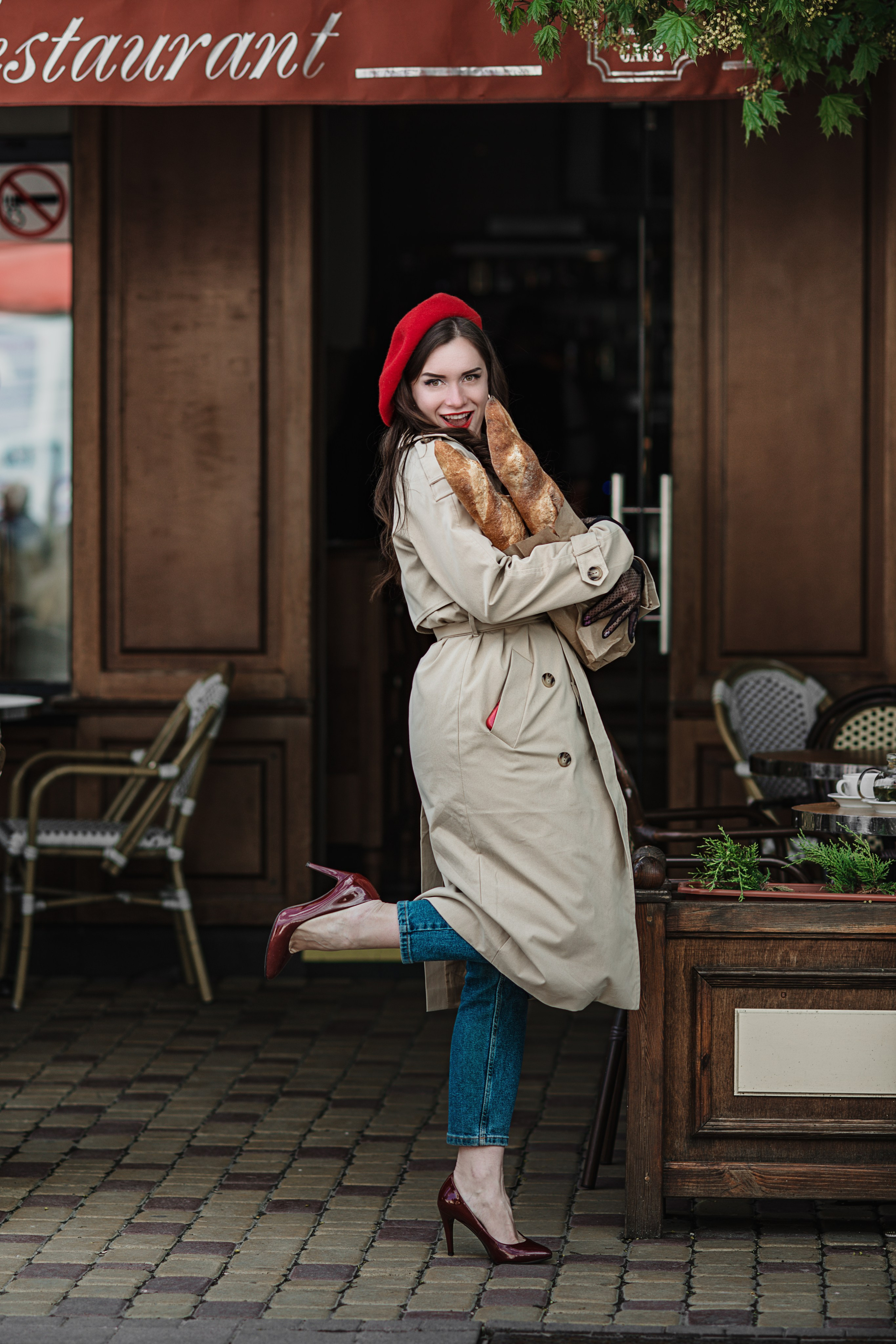Портретная фотосессия в городе. Красивая девушка в кафе. Фотограф в Симферополе и по Крыму Ольга Топоривская.