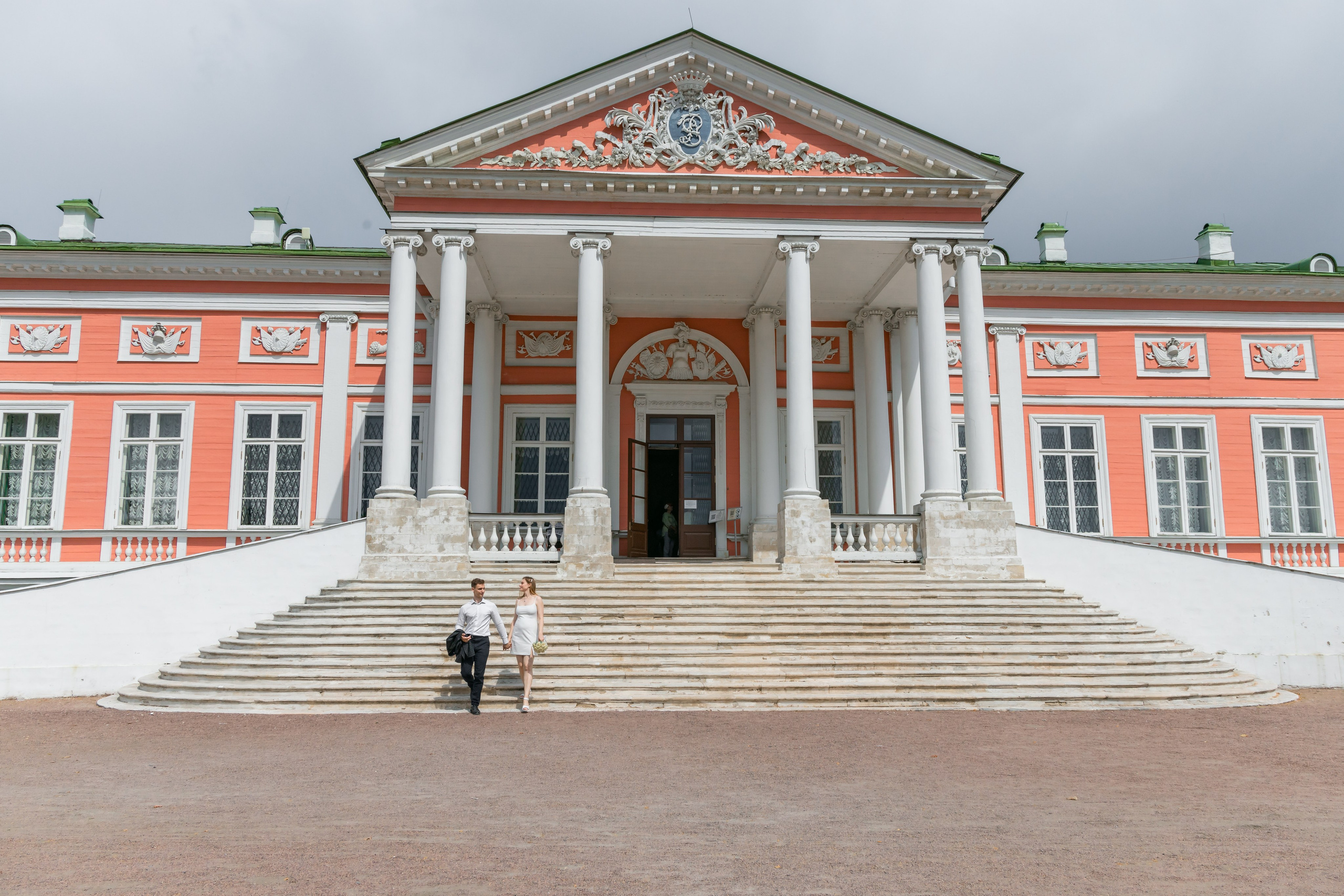 Свадебная прогулка в Усадьбе Кусково. Свадебный фотограф Кирилл Шустров