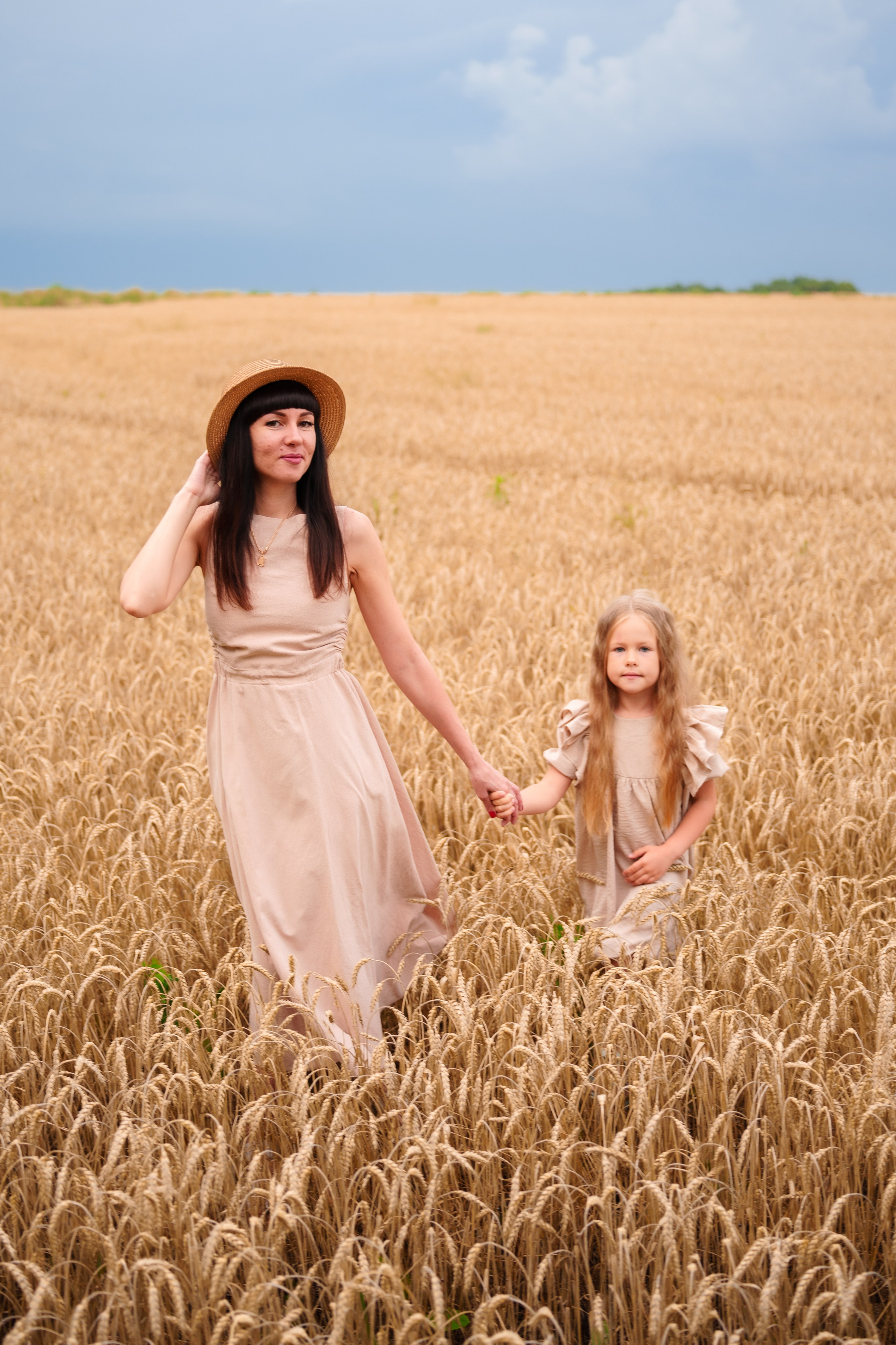 Мама с дочкой в пшеничном поле (01.08.2023). Фотограф Андрей Чеботок (Белгород, Курск, Воронеж, Старый Оскол)