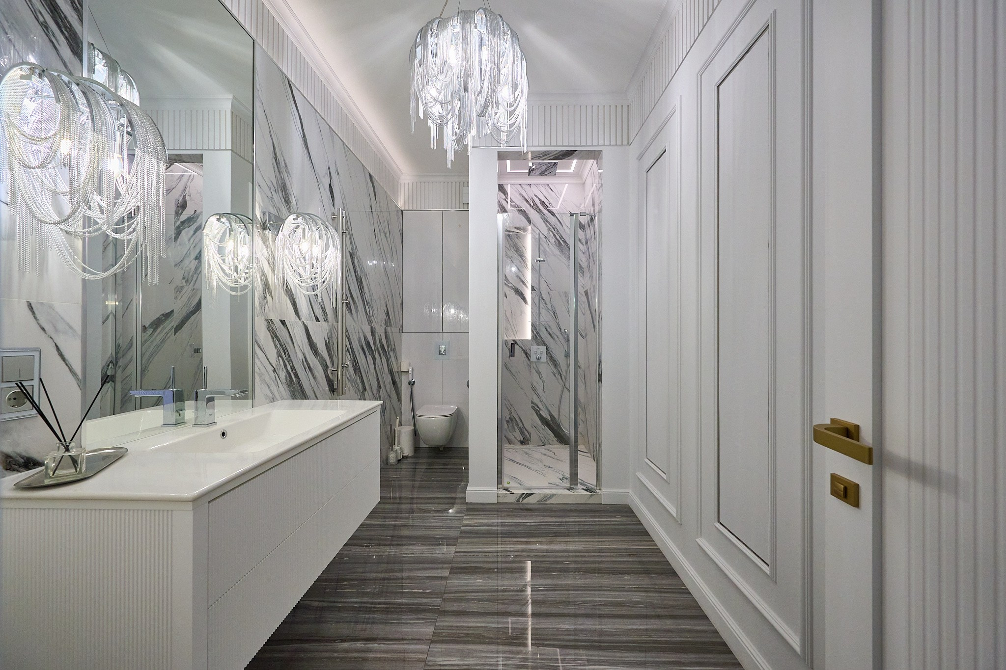 ванная комната белые тонна входная белая дверь глянцевая ванна бела раковина 