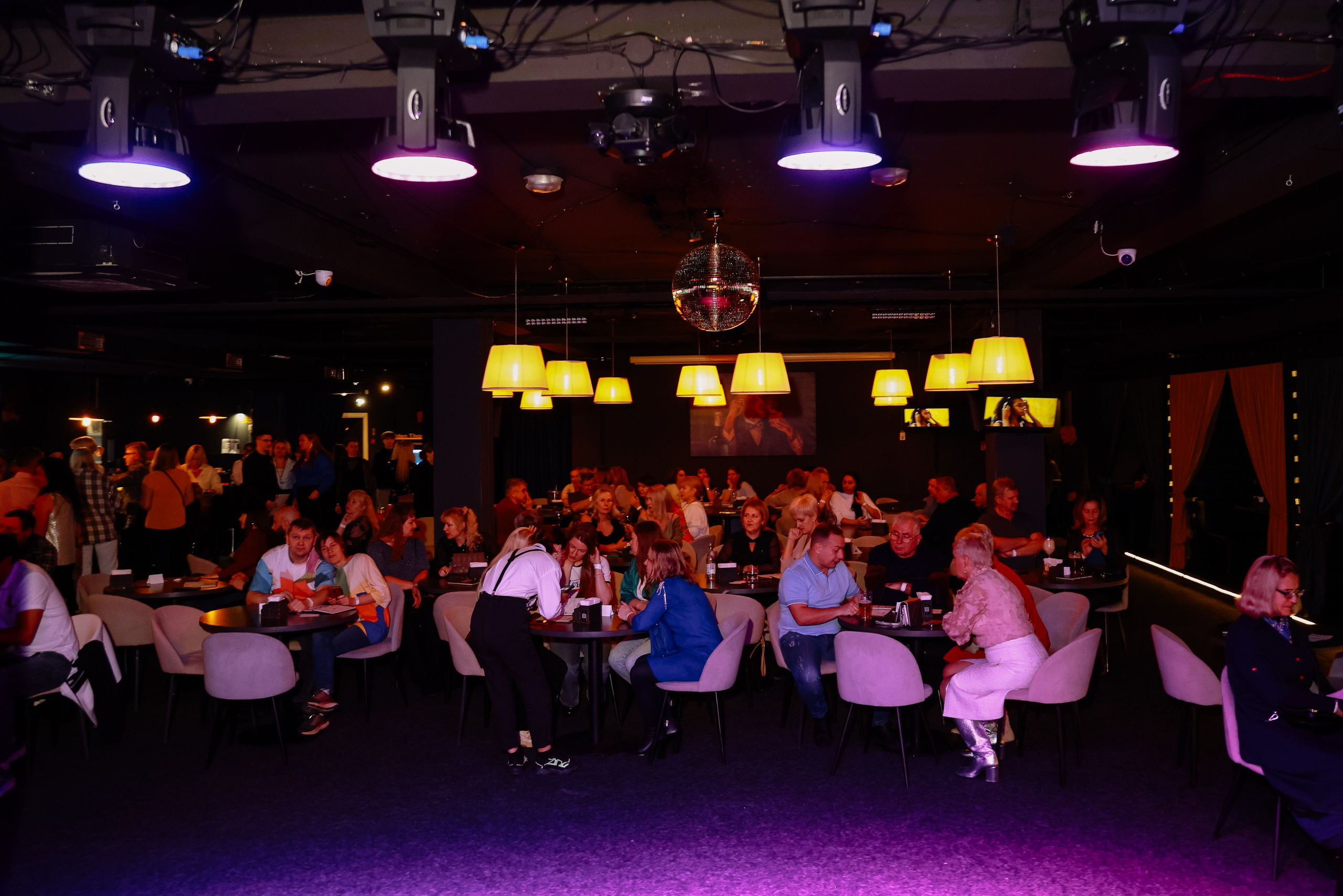 Дискотека под хиты 2000 в Истории. Фотограф Юлия Мальцева