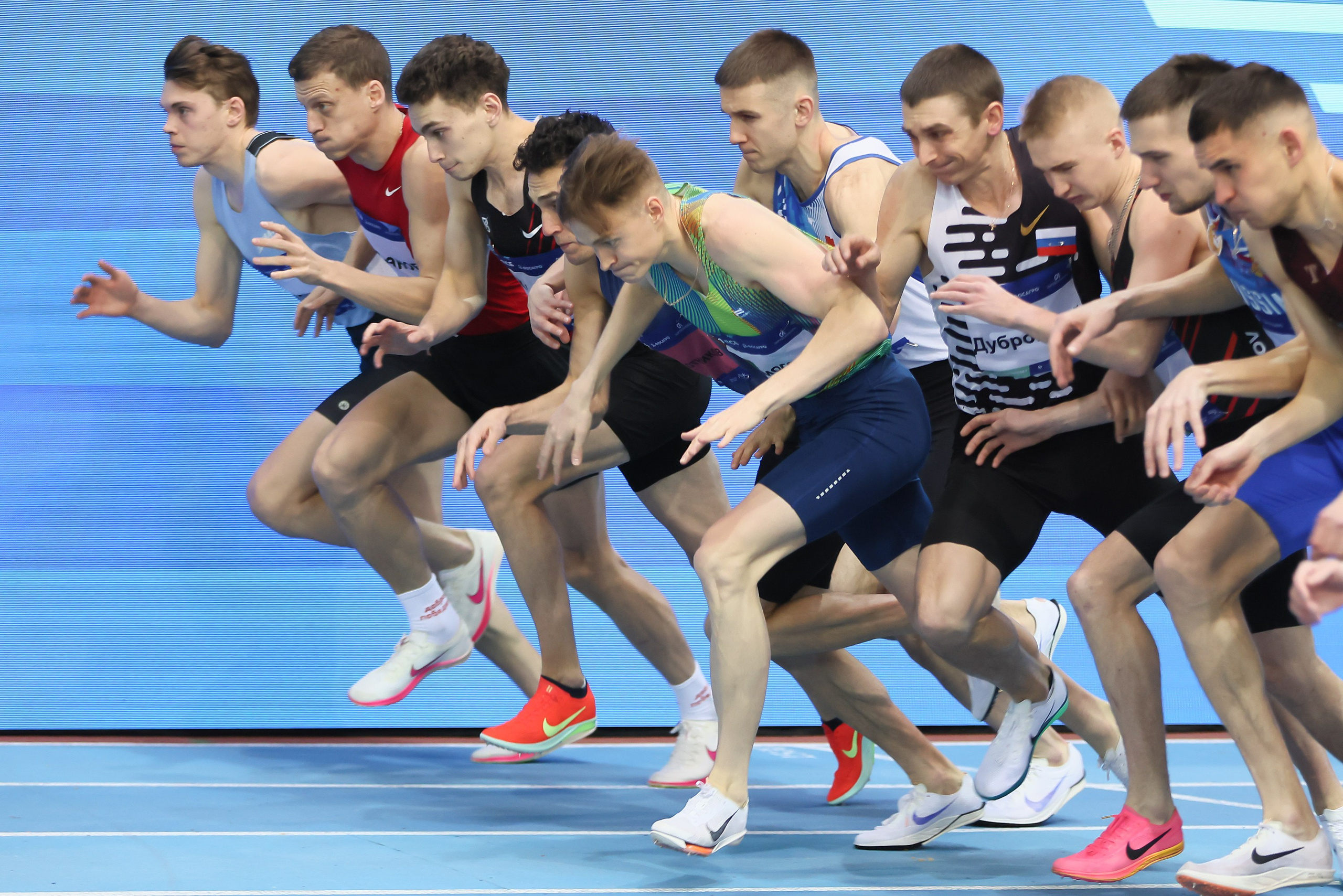 Бегуны на длинную дистанцию стартуют группой