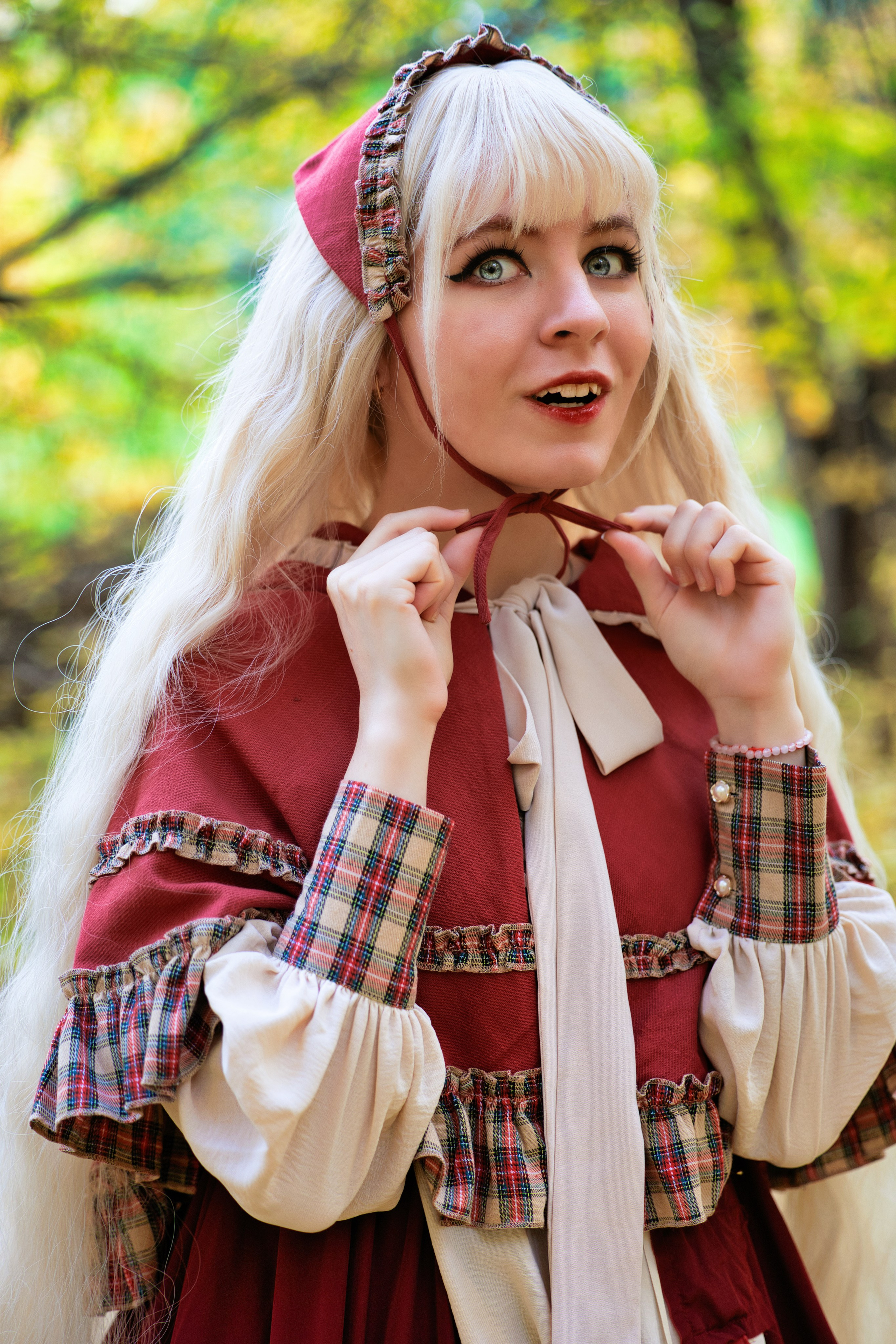 Фотосессия в костюме красной шапочки в лесу
