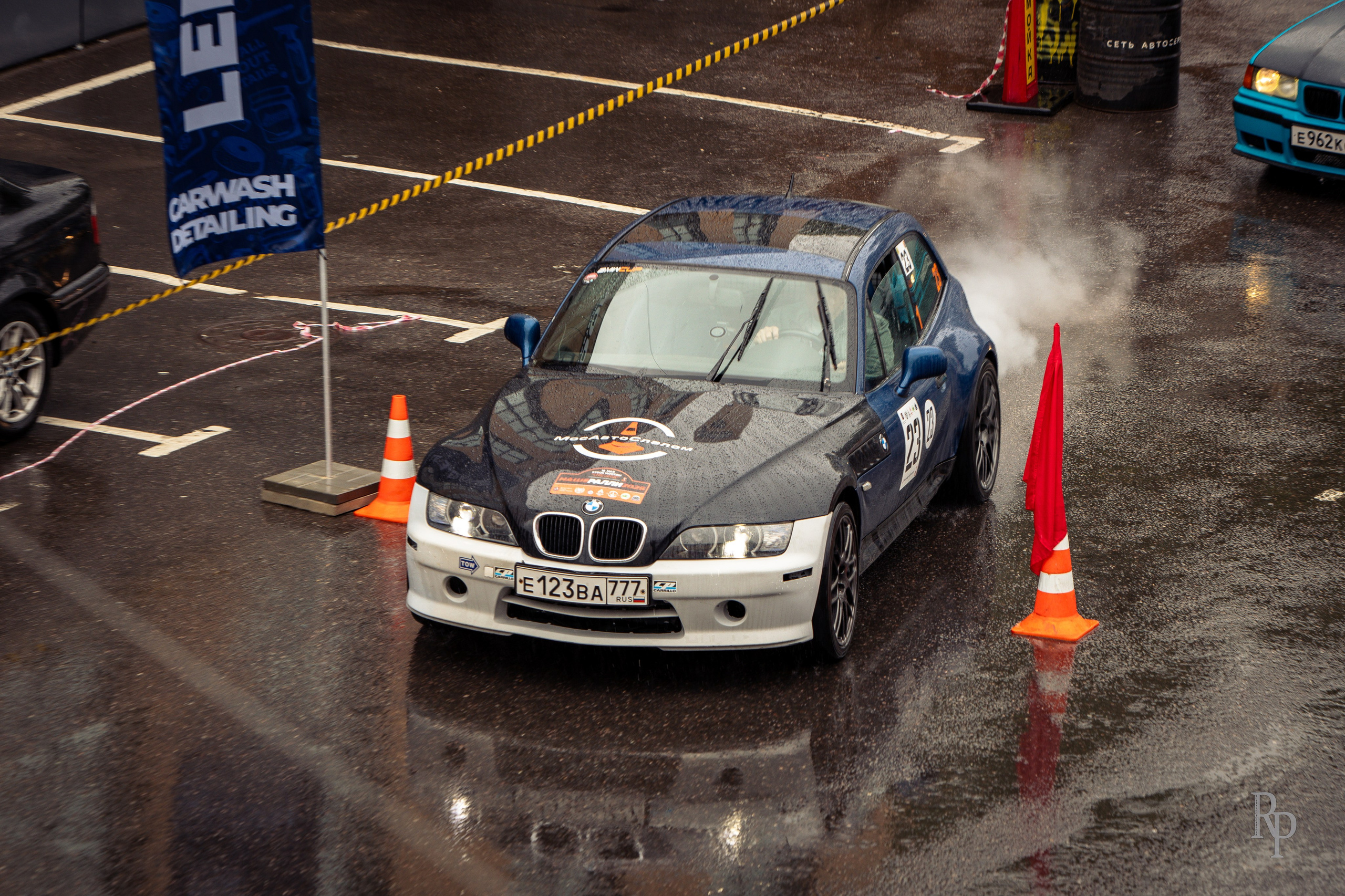 SHOWDOWN. Rusty Photographer