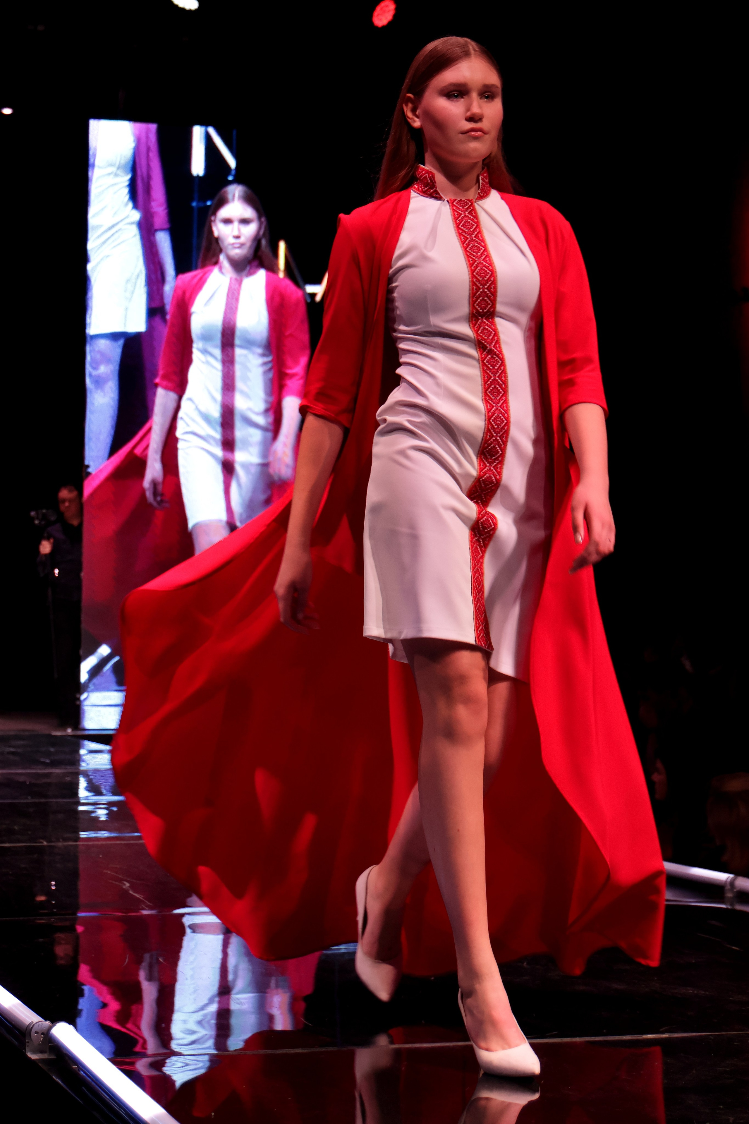 Модели демонстрируют бренд одежды KARFA fashion ART на Международном Конкурсе Молодых Модельеров (МКММ) 